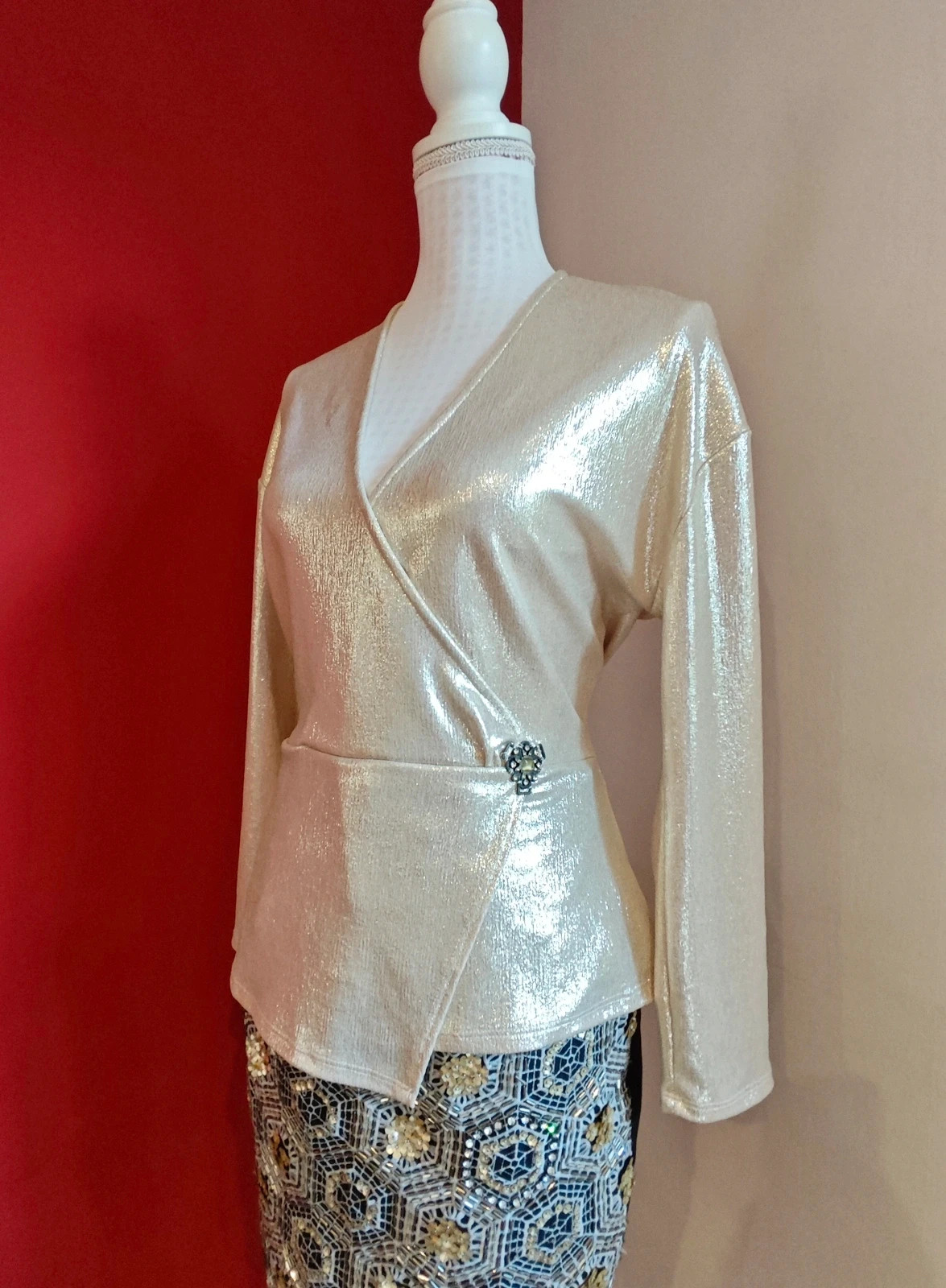 🌺 Elegante blusa dorada con cruce delante y broche
