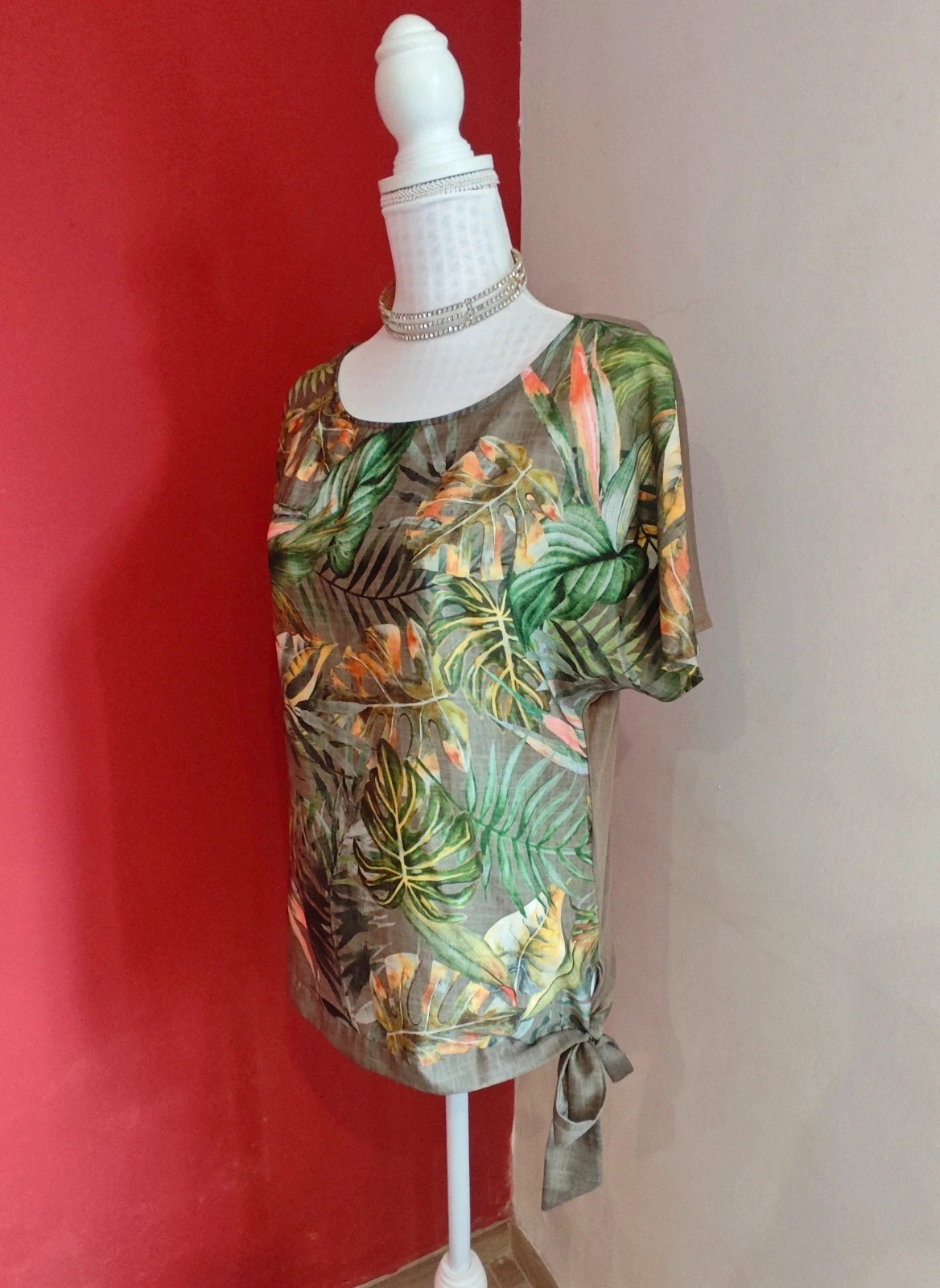 🌺 Camiseta estampado tropical tonos verdes y naranja delante y liso de punto detrás