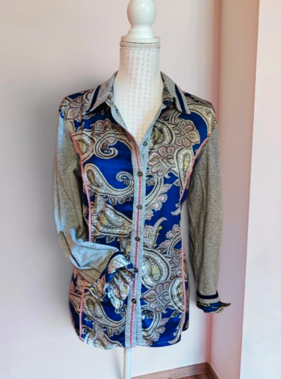 🌺Preciosa camisa combinada tejido estampado cachemir con punto gris en mangas y cuello