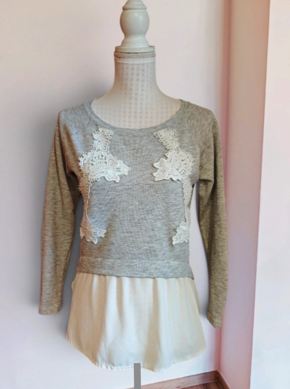 🌺Camiseta gris de algodón con aplicaciones de crochet y abajo delante tela ligera blanca