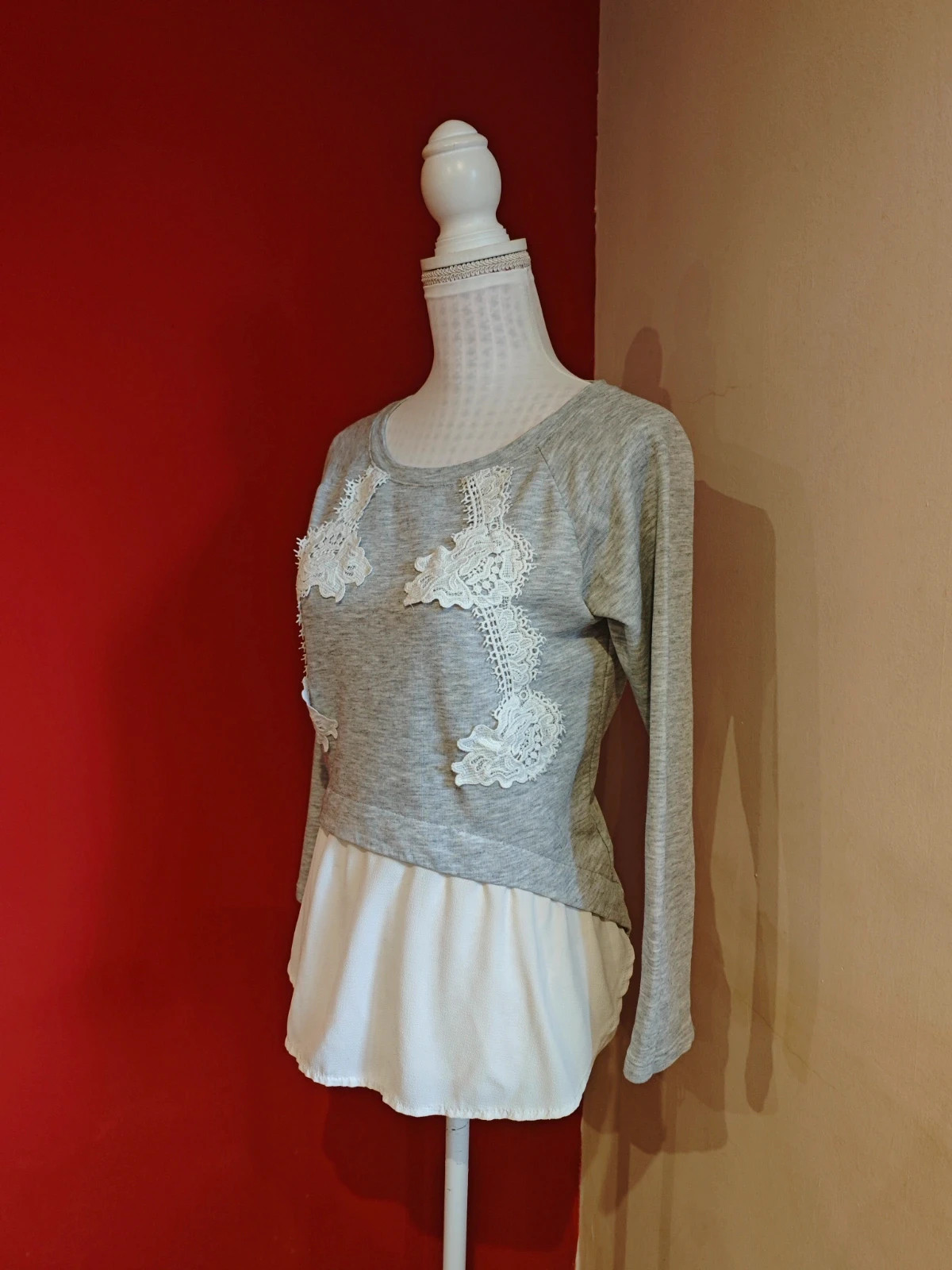 🌺Camiseta gris de algodón con aplicaciones de crochet y abajo delante tela ligera blanca – Vintage Dressing – taille L / 40 / 12 3