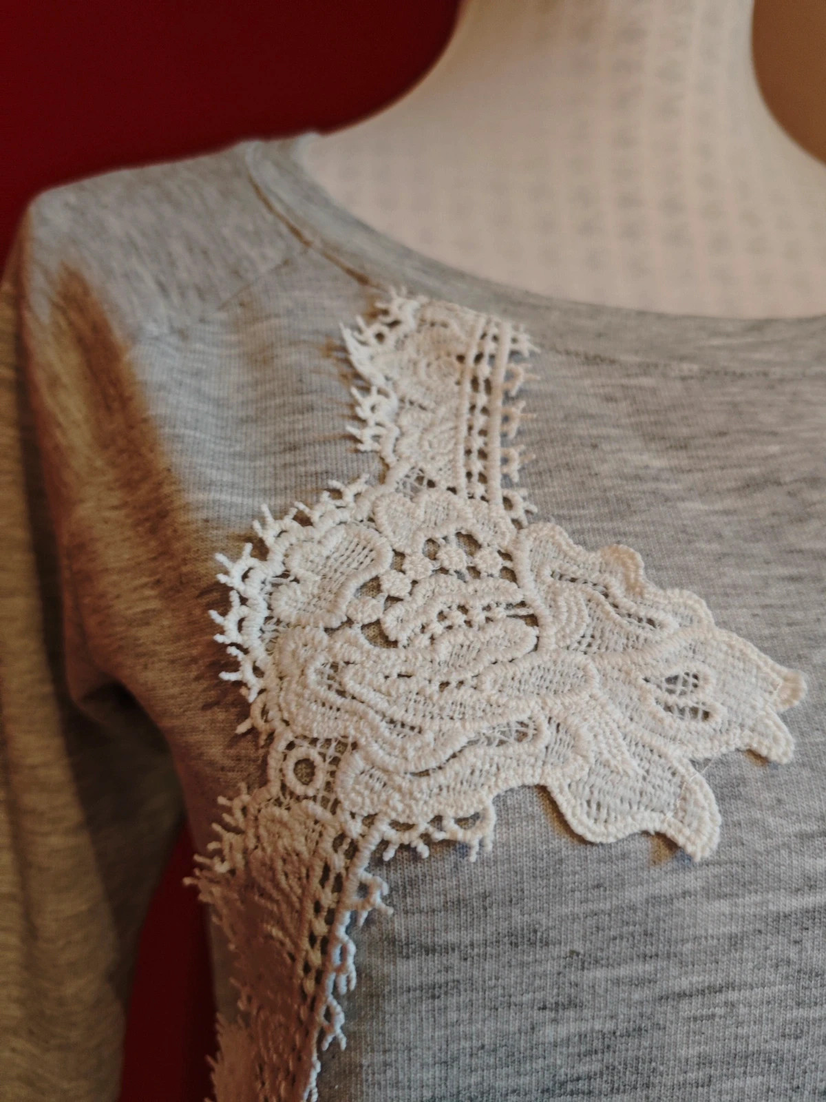 🌺Camiseta gris de algodón con aplicaciones de crochet y abajo delante tela ligera blanca – Vintage Dressing – taille L / 40 / 12 4