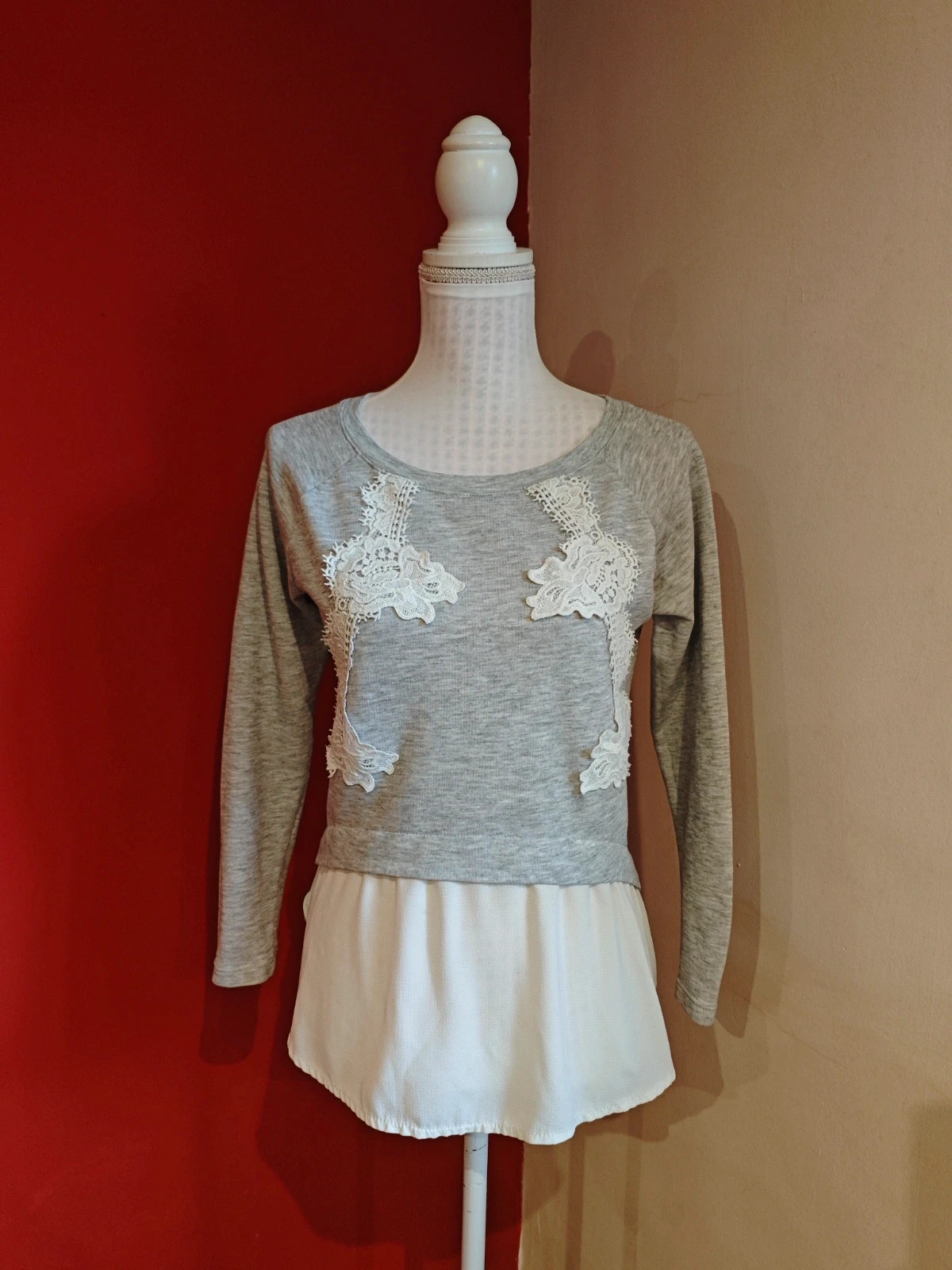 🌺Camiseta gris de algodón con aplicaciones de crochet y abajo delante tela ligera blanca – Vintage Dressing – taille L / 40 / 12 2