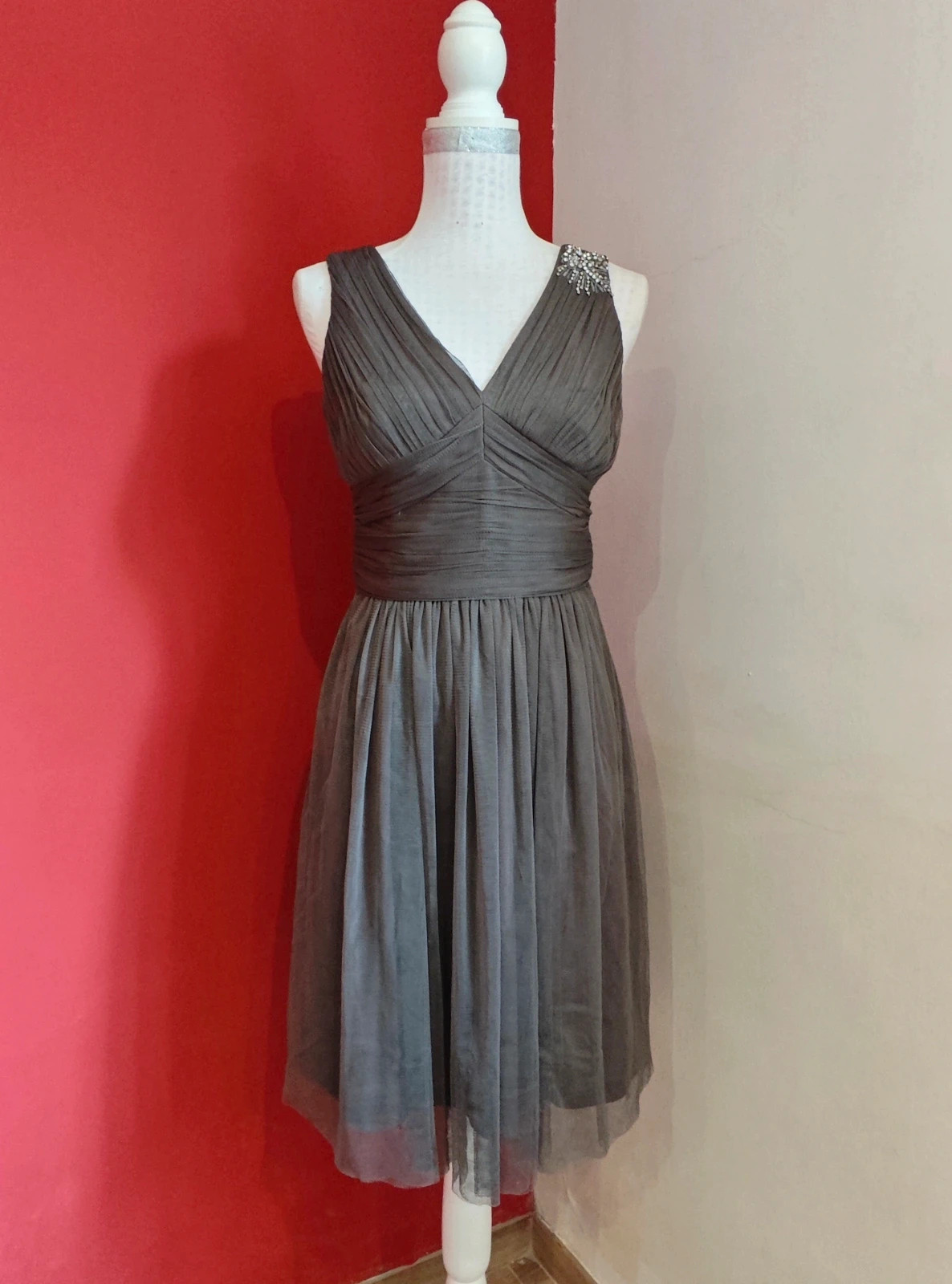 🌺Vestido de gasa gris y parte superior drapeada y con brillantes plateados,de Esprit