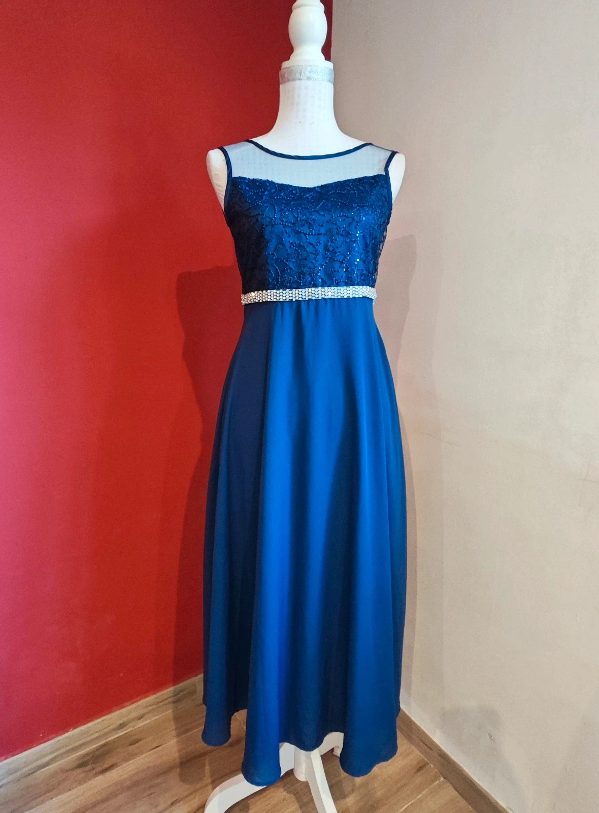 🌺 Impresionante vestido para eventos azulón con cuerpo de gas con lentejuelas y brillantes