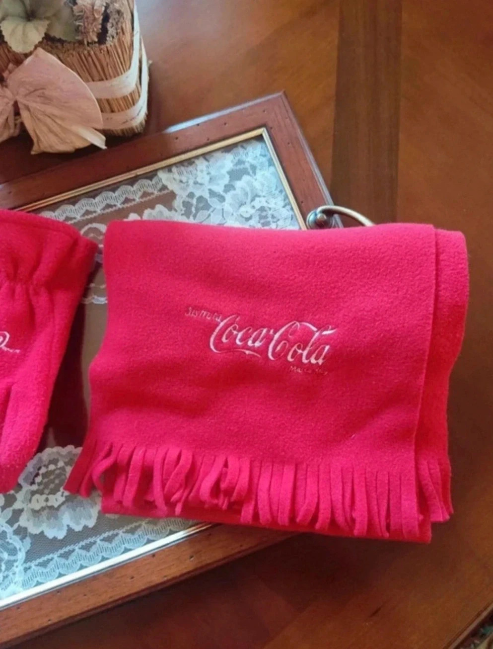 🌺 Bonito conjunto de bufanda y guantes tejido polar rojo con letras marca bordada 3