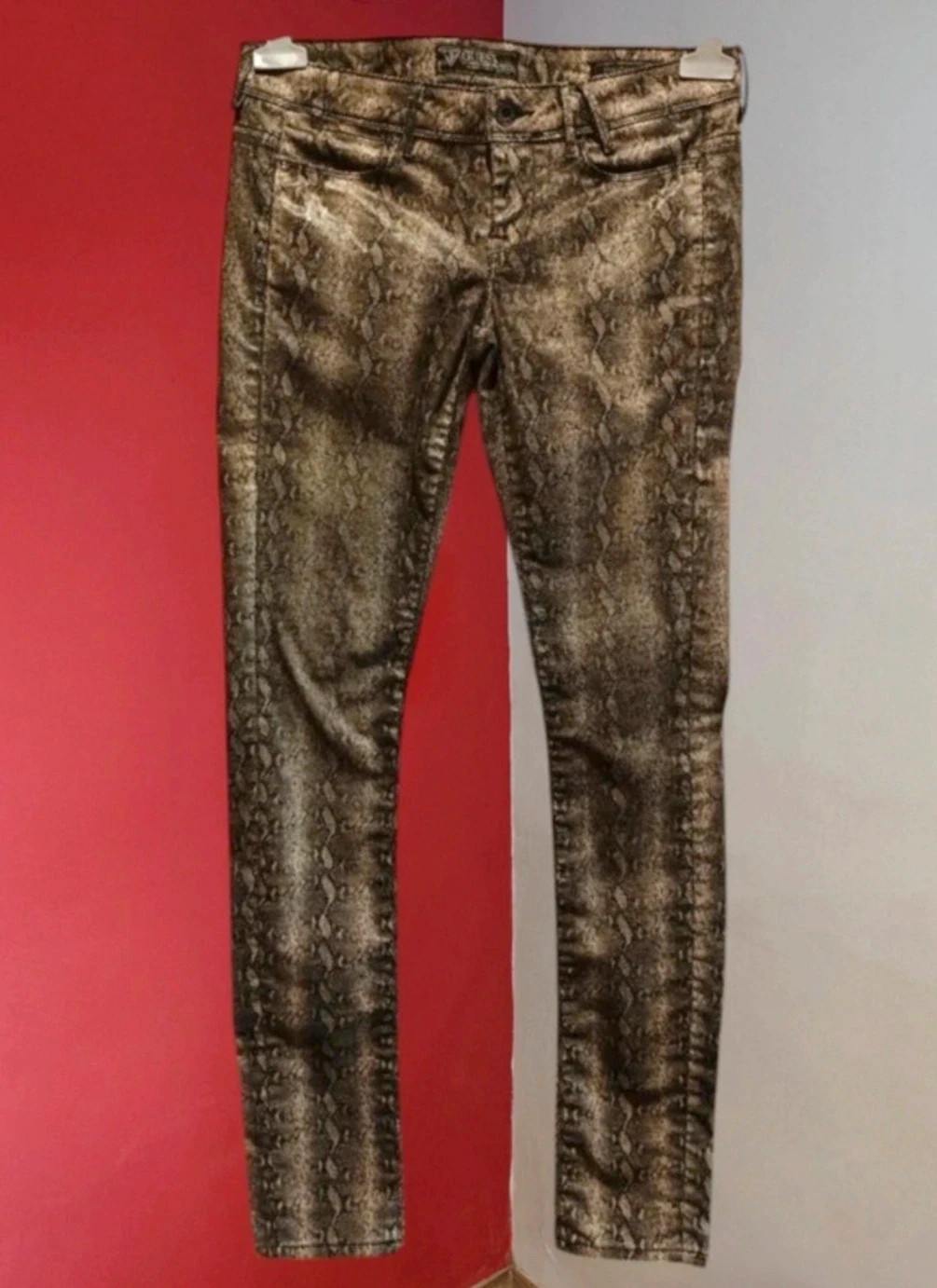 🌺 Pantalón pitillo vintage estampado de serpiente, de Guess
