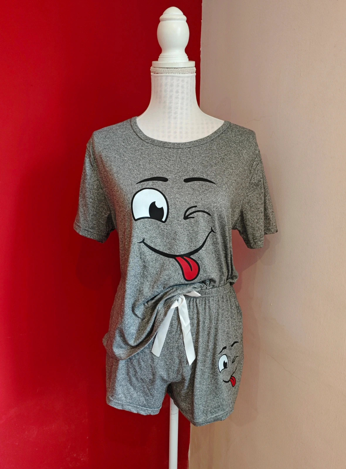 🌺 Simpático pijama short de dos piezas en color gris jaspeado, con estampado de carita sonriente