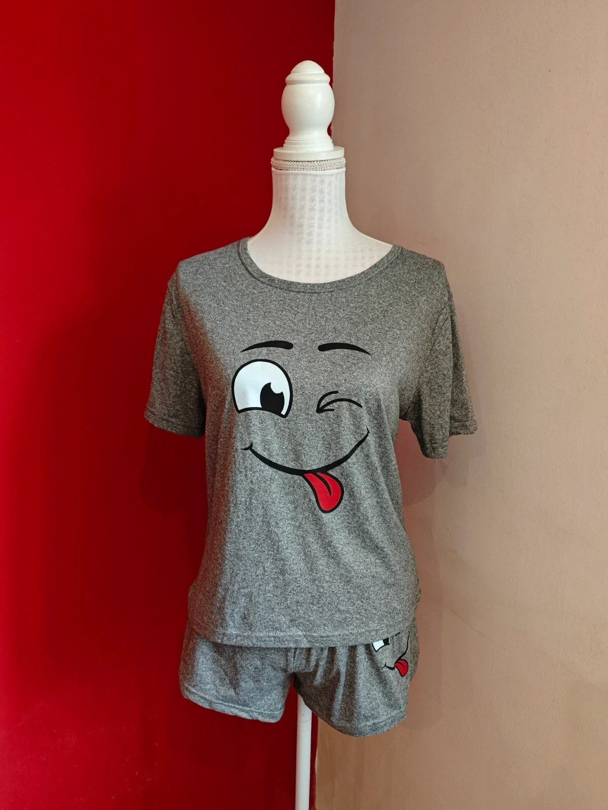 🌺 Simpático pijama short de dos piezas en color gris jaspeado, con estampado de carita sonriente – taille M / 38 / 10 3