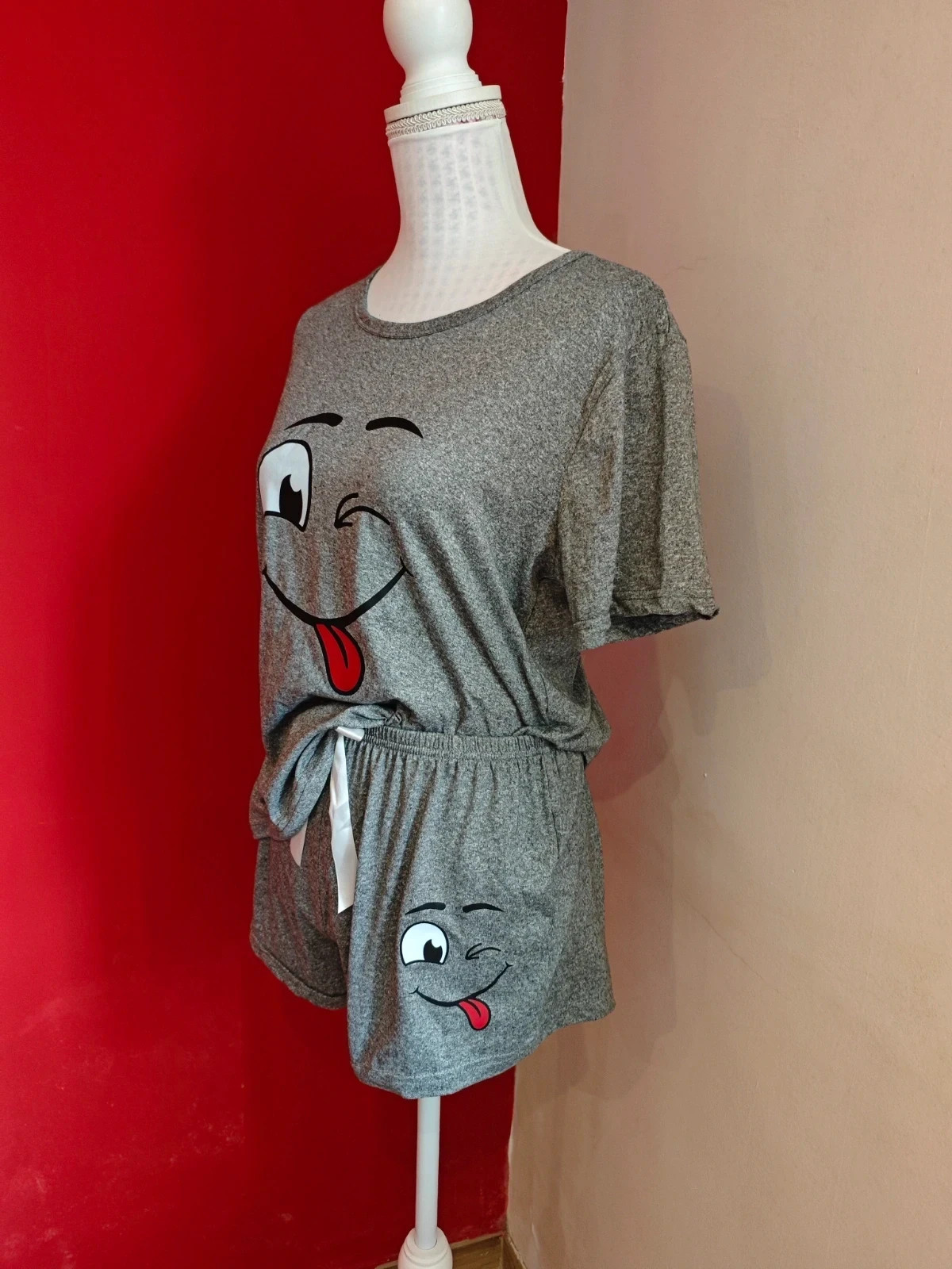 🌺 Simpático pijama short de dos piezas en color gris jaspeado, con estampado de carita sonriente – taille M / 38 / 10 4