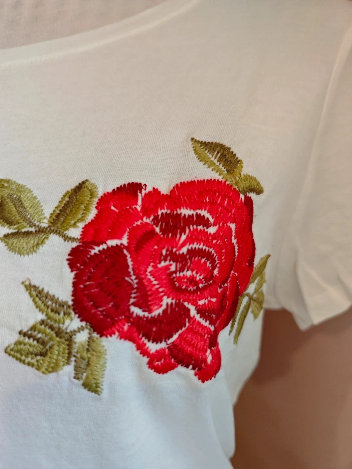 🌺Bonita camiseta blanca con rosas bordadas en el pecho – Pinkie – taille M / 38 / 10 3