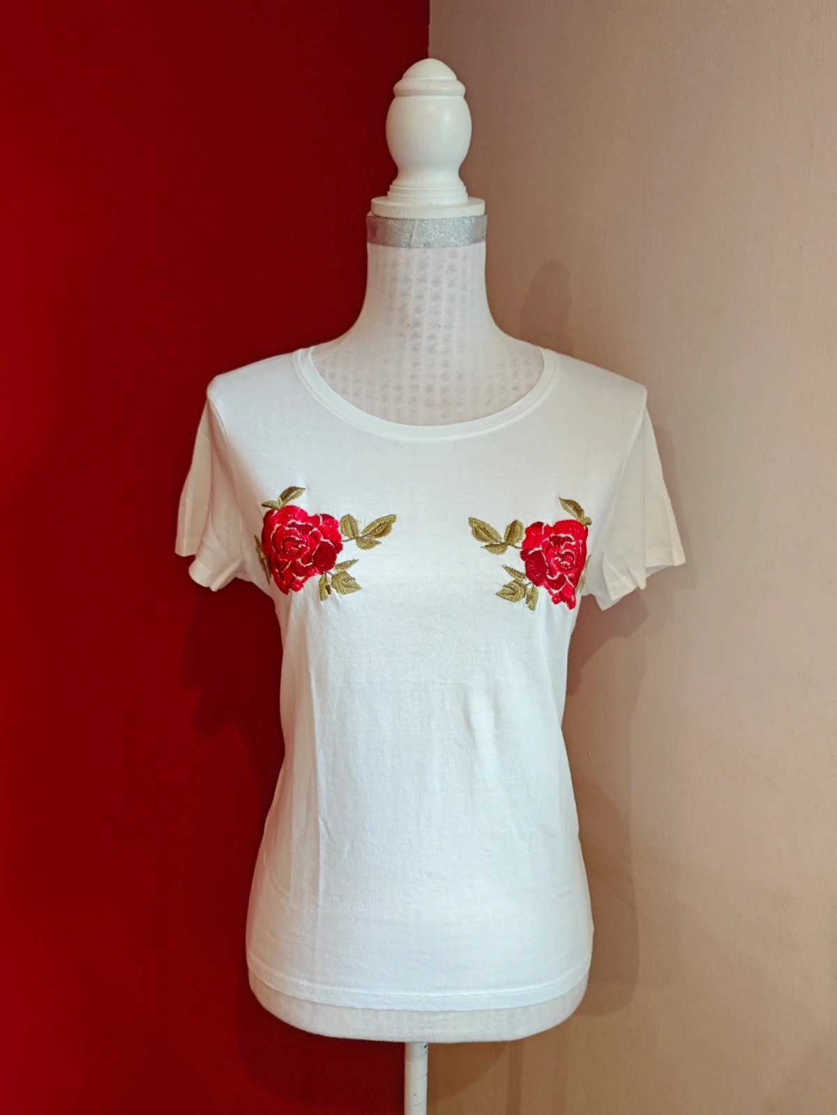 🌺Bonita camiseta blanca con rosas bordadas en el pecho
