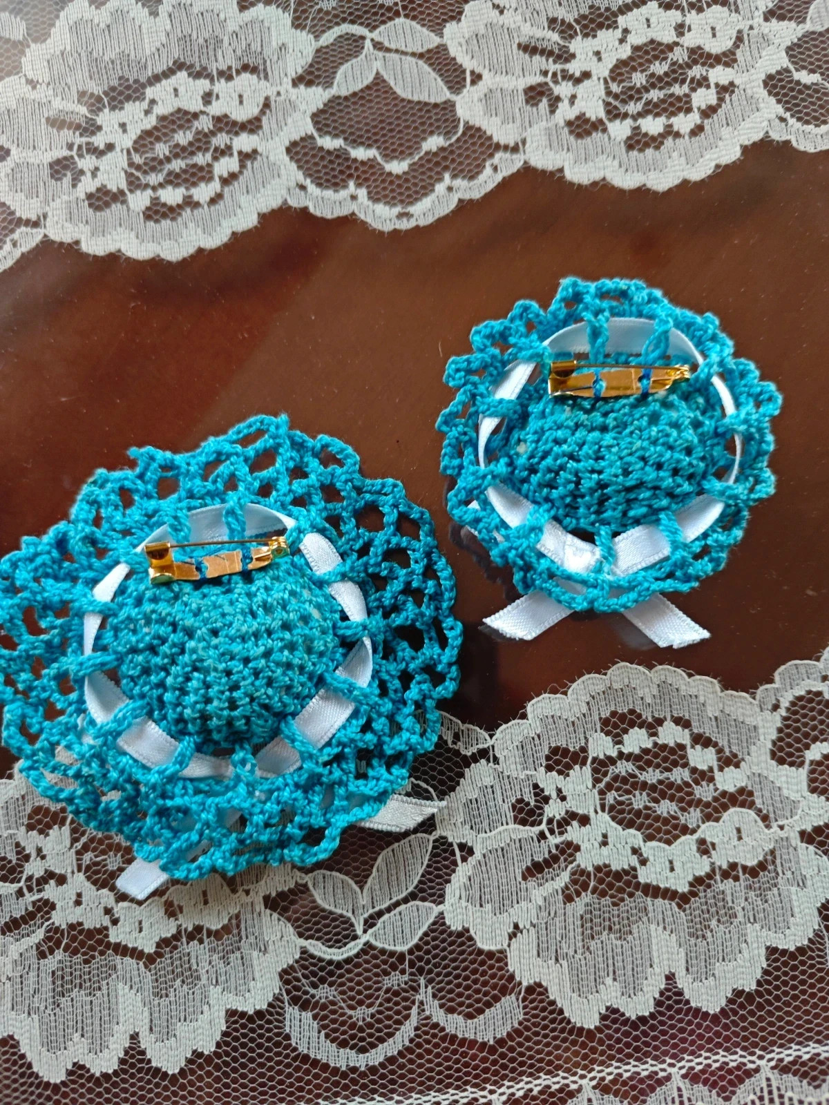 🌺Dos broches de ganchillo en forma de sombreros azules con cinta blanca – Artesano 2