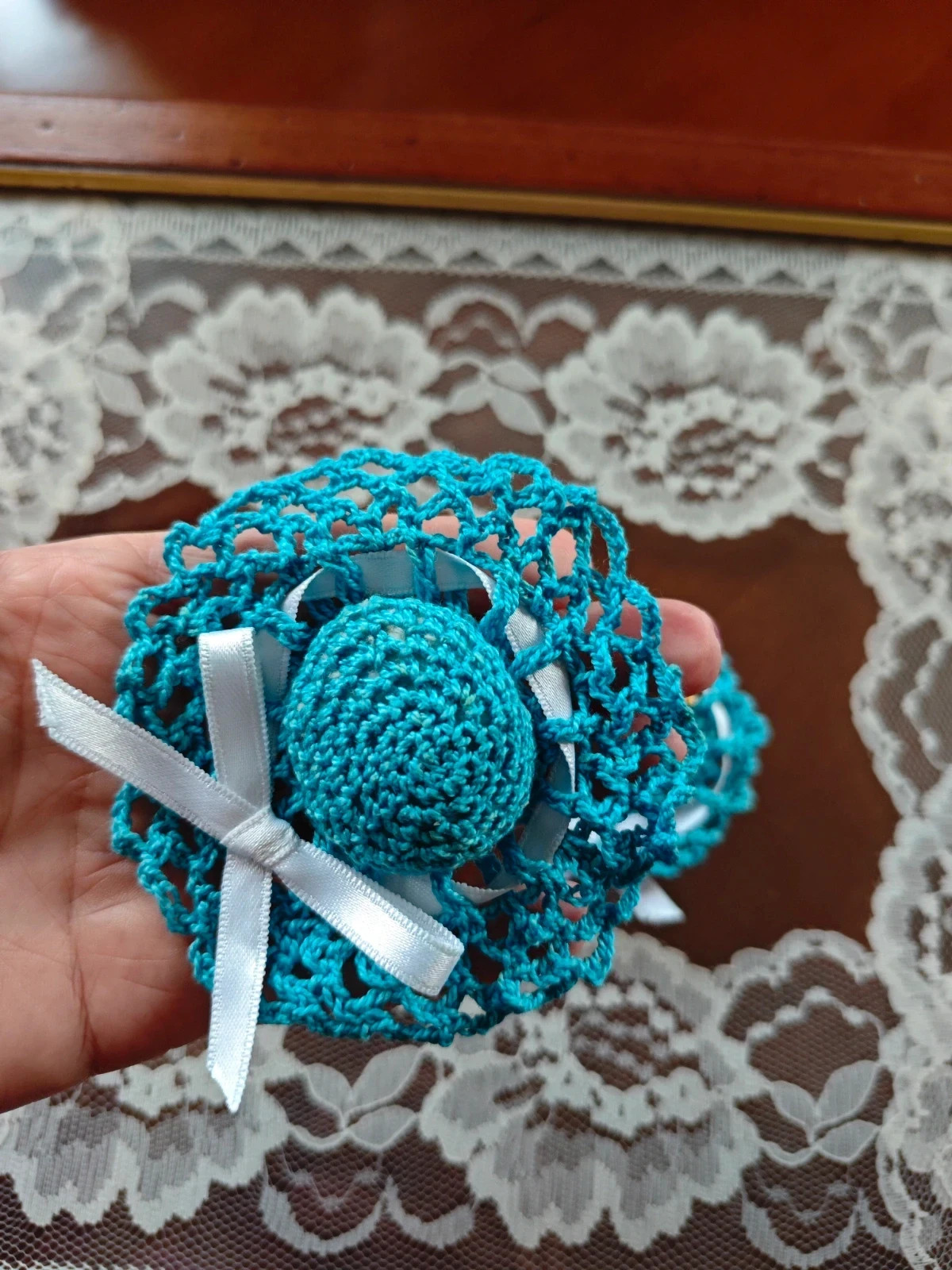 🌺Dos broches de ganchillo en forma de sombreros azules con cinta blanca – Artesano 4