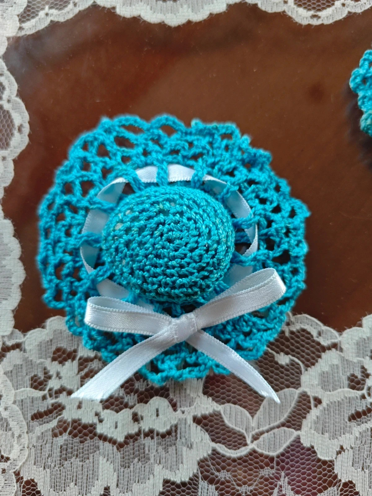 🌺Dos broches de ganchillo en forma de sombreros azules con cinta blanca – Artesano 3