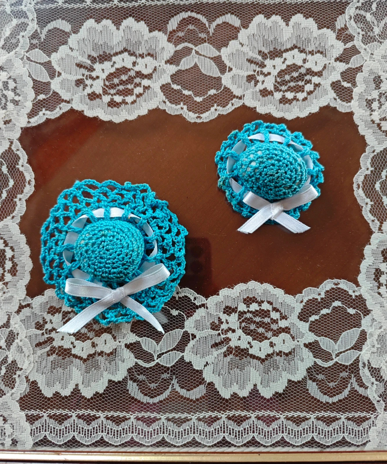 🌺Dos broches de ganchillo en forma de sombreros azules con cinta blanca