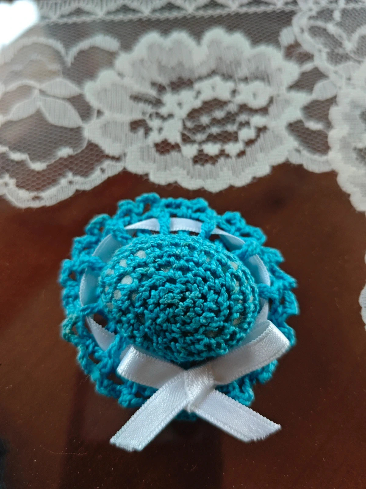🌺Dos broches de ganchillo en forma de sombreros azules con cinta blanca – Artesano 5
