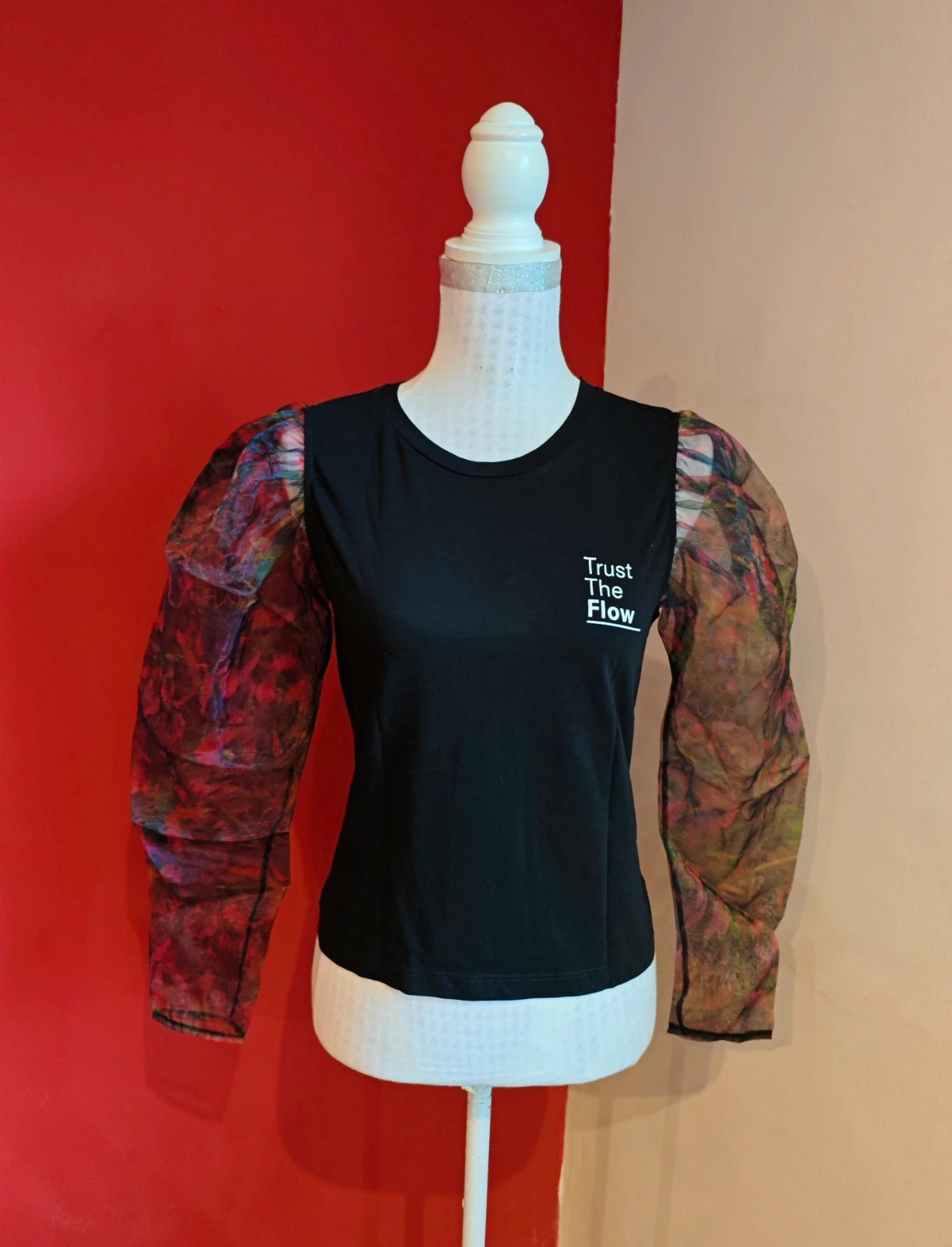🌺 Original camiseta de algodón negro con mangas de tul transparente floreado, de Zara, talla M