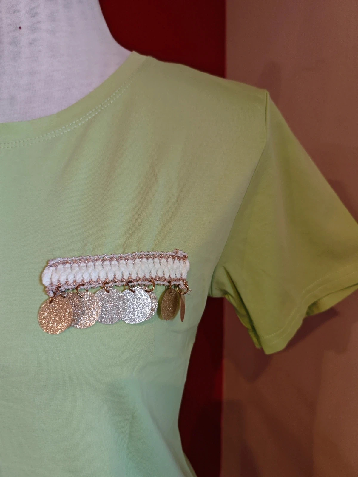 🌺Bonita camiseta verde menta con crochet blanco y moneditas doradas en el bajo y tapa bolsillo – Beautiful Fashion – taille L / 40 / 12 3