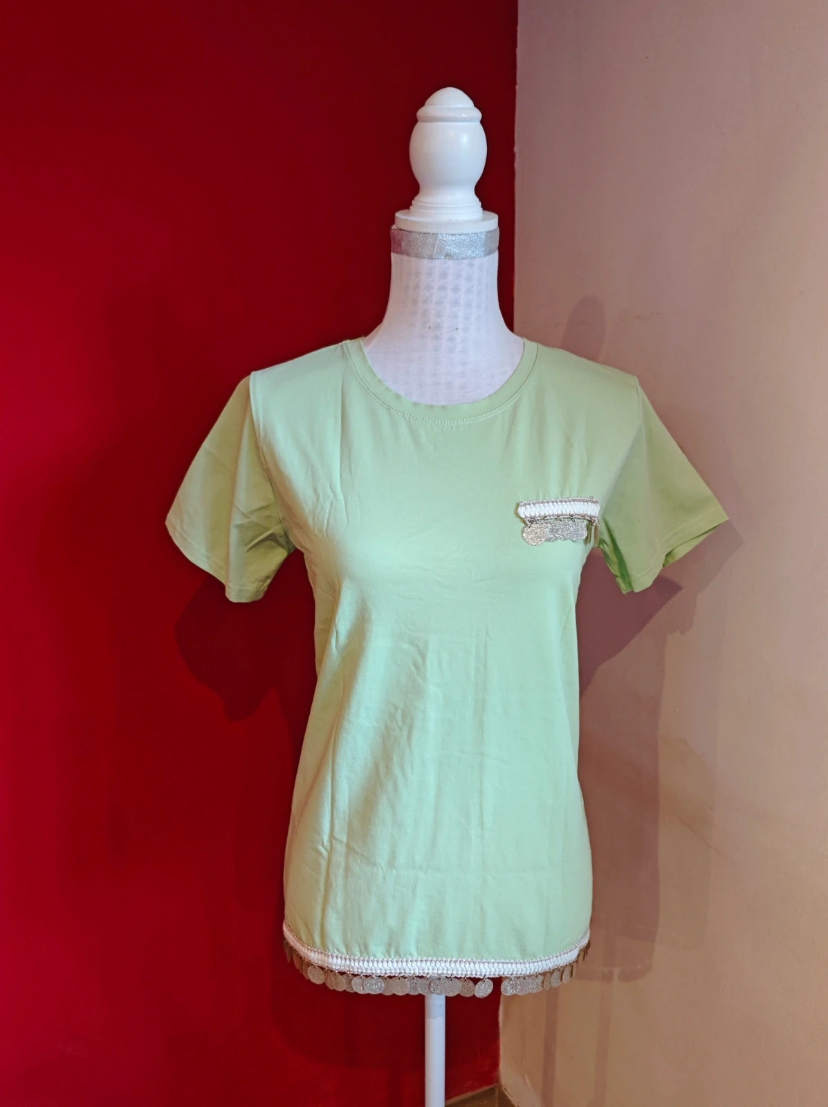🌺Bonita camiseta verde menta con crochet blanco y moneditas doradas en el bajo y tapa bolsillo