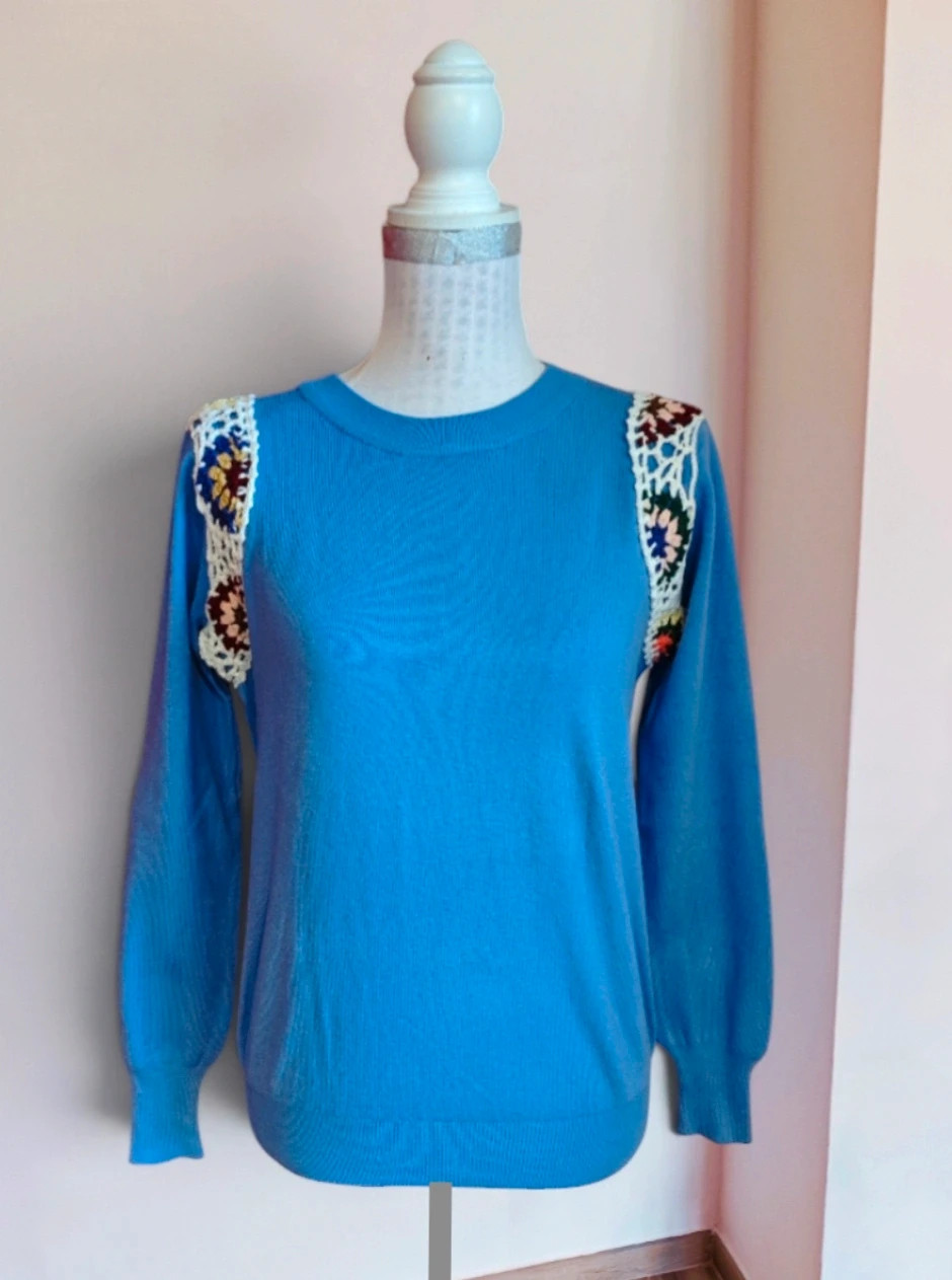 🌺 Jersey azul con crochet en hombros