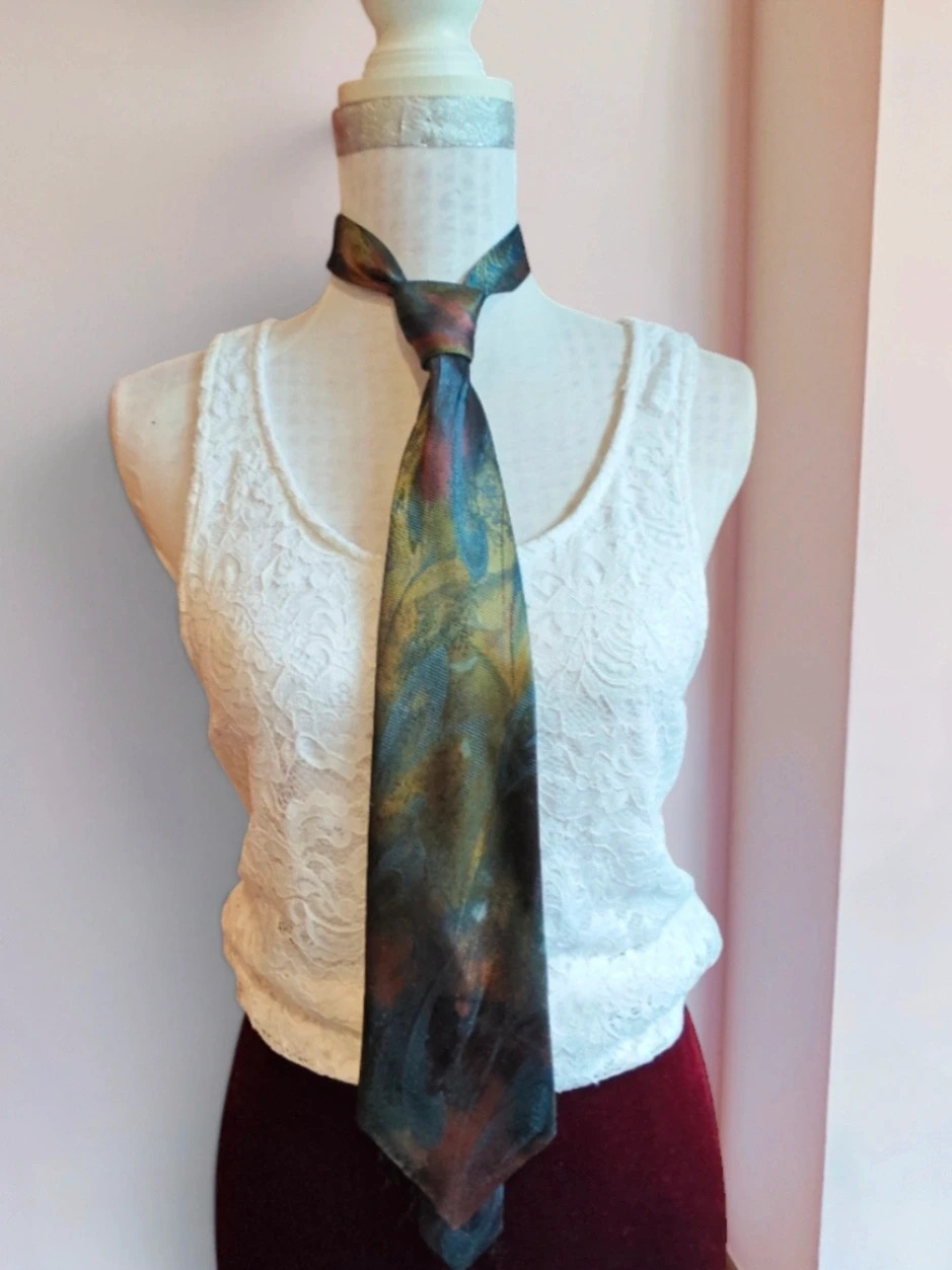 🌺 Elegante corbata tonos satinados verde, azul y dorado