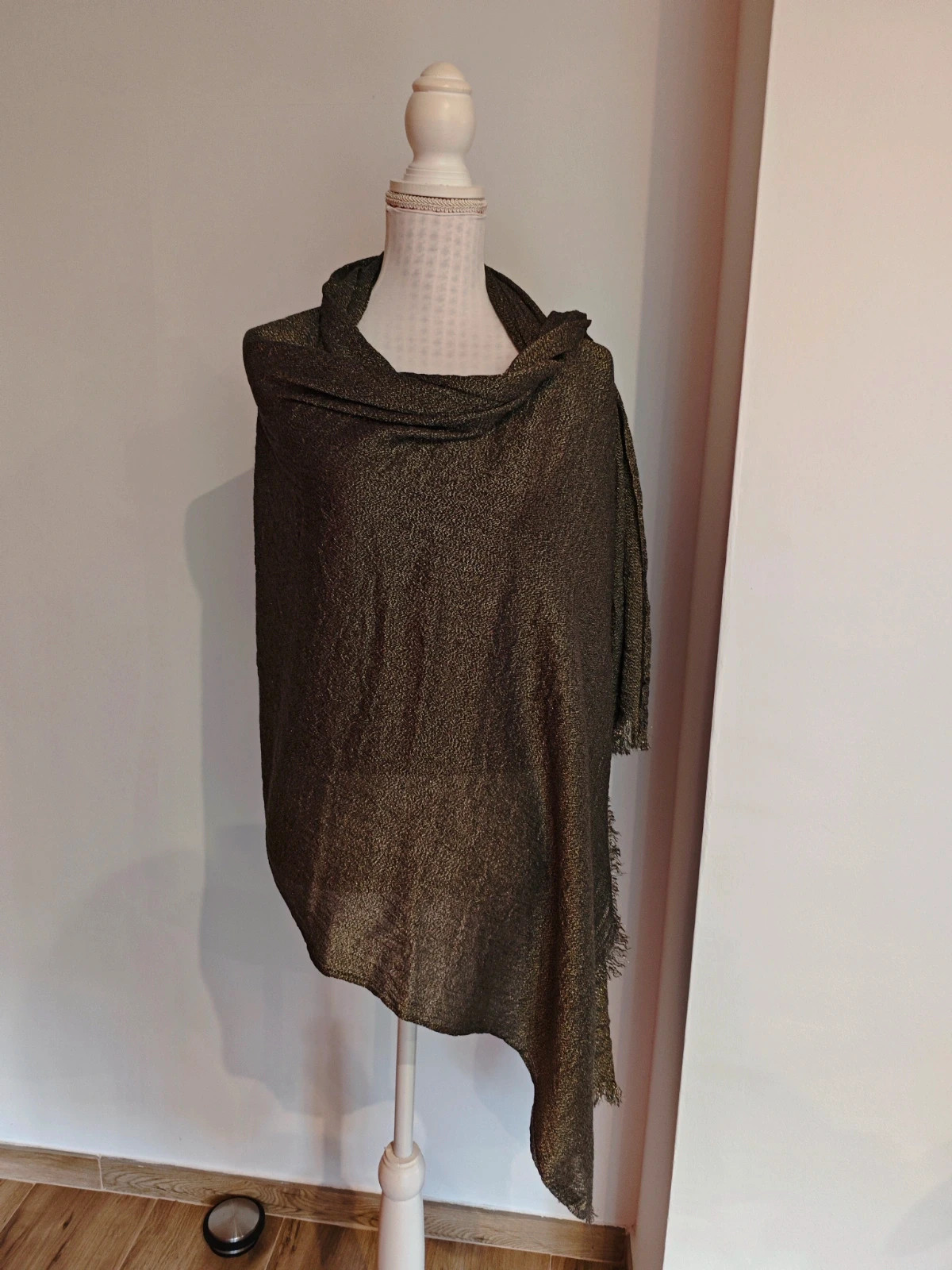 🌺 Bonita Pasmina de tejido dorado y negro – Unit 5