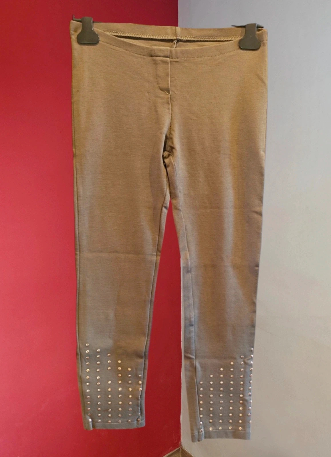 🌺Leggins gris con círculos dorados en los bajos