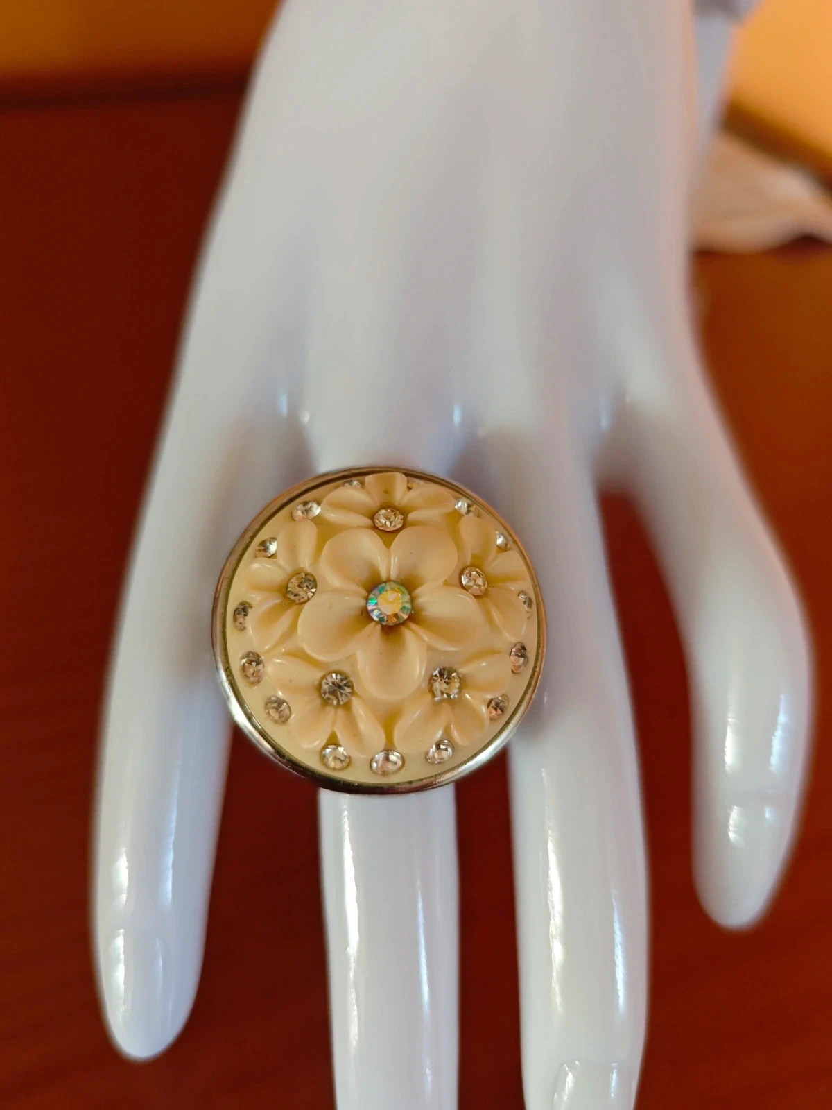 🌺Anillo ajustable plateado con pieza de flores crema en relieve y brillantes – taille 18,5 mm 3