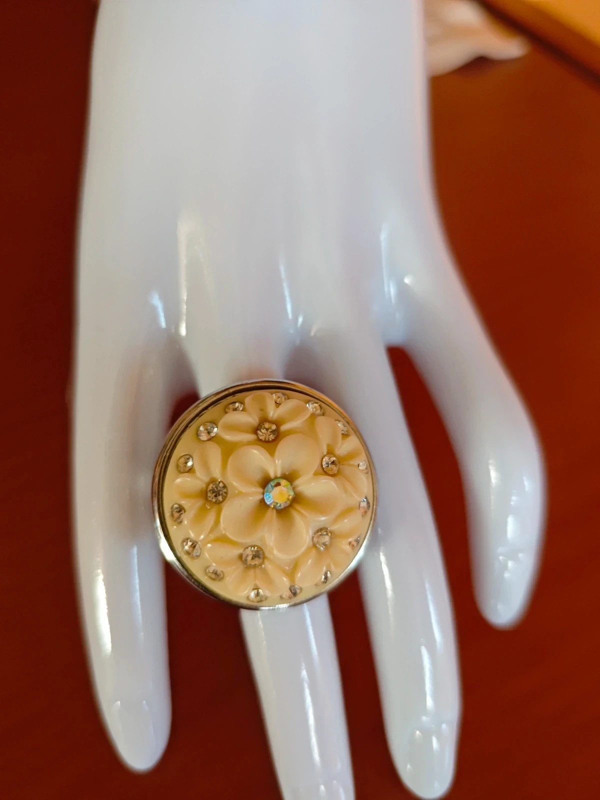 🌺Anillo ajustable plateado con pieza de flores crema en relieve y brillantes – taille 18,5 mm 4