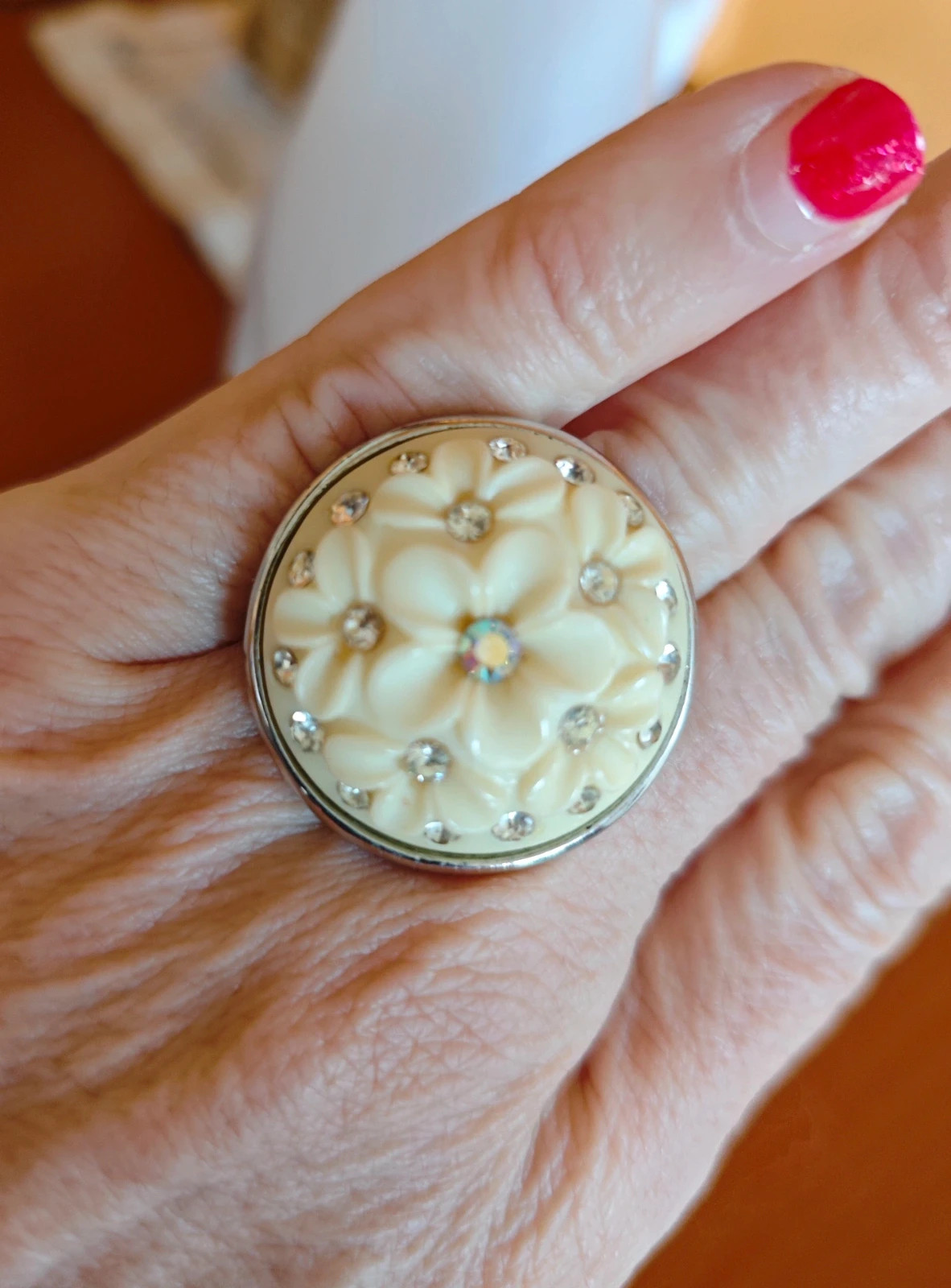 🌺Anillo ajustable plateado con pieza de flores crema en relieve y brillantes