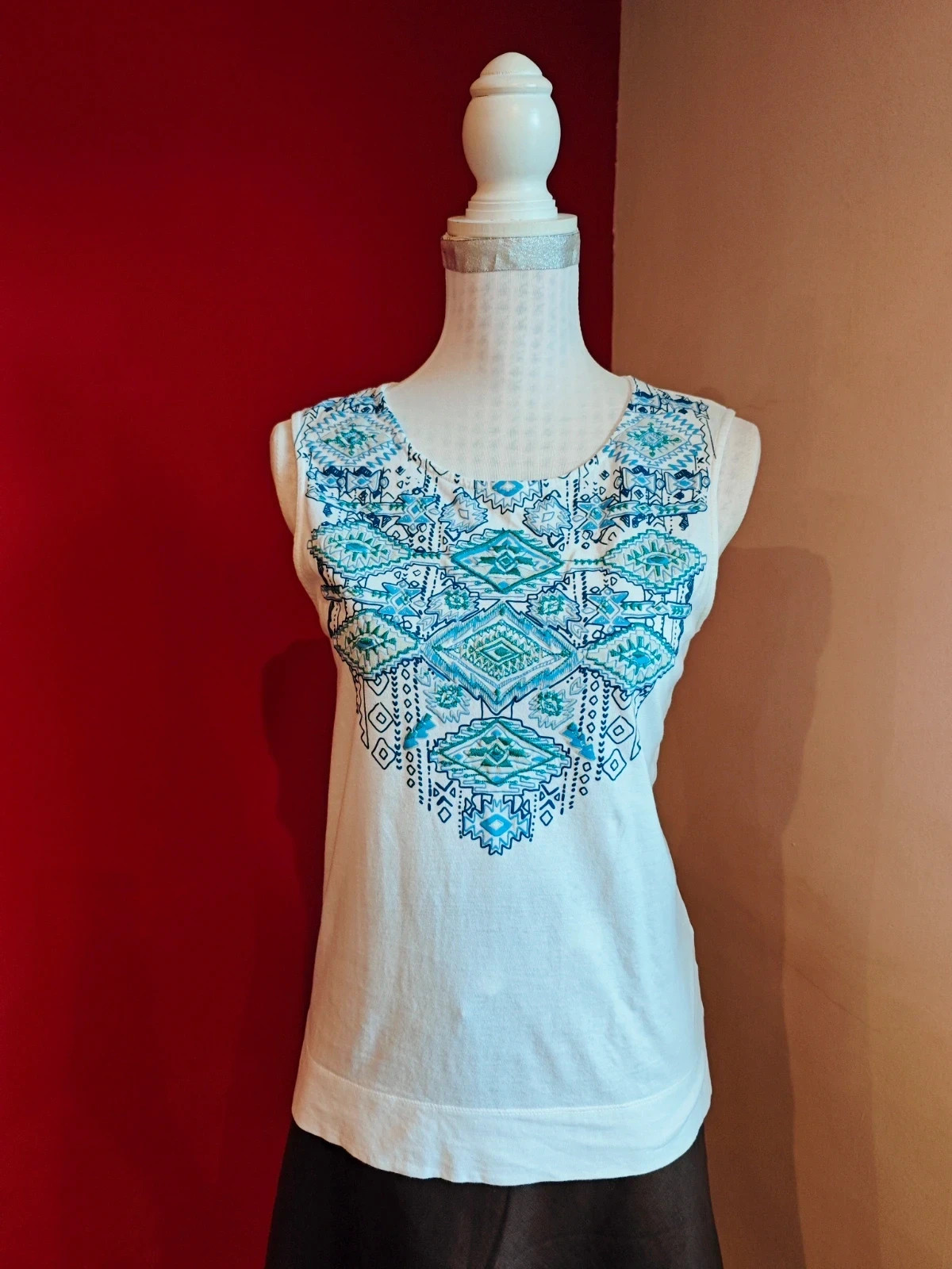 🌺Camiseta blanca con bordados tonos azules y verde – Sfera – taille M / 38 / 10 2