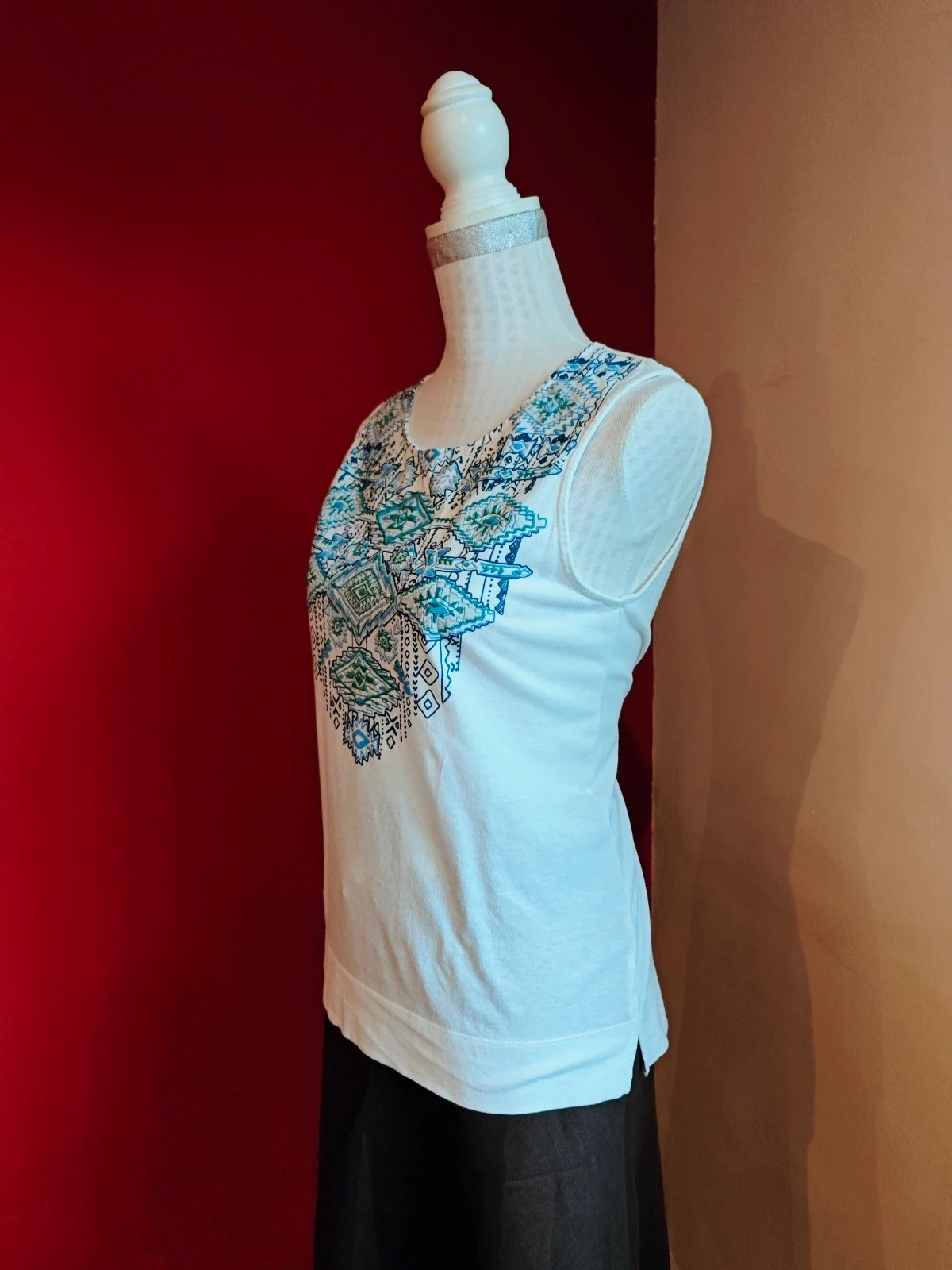 🌺Camiseta blanca con bordados tonos azules y verde – Sfera – taille M / 38 / 10 3