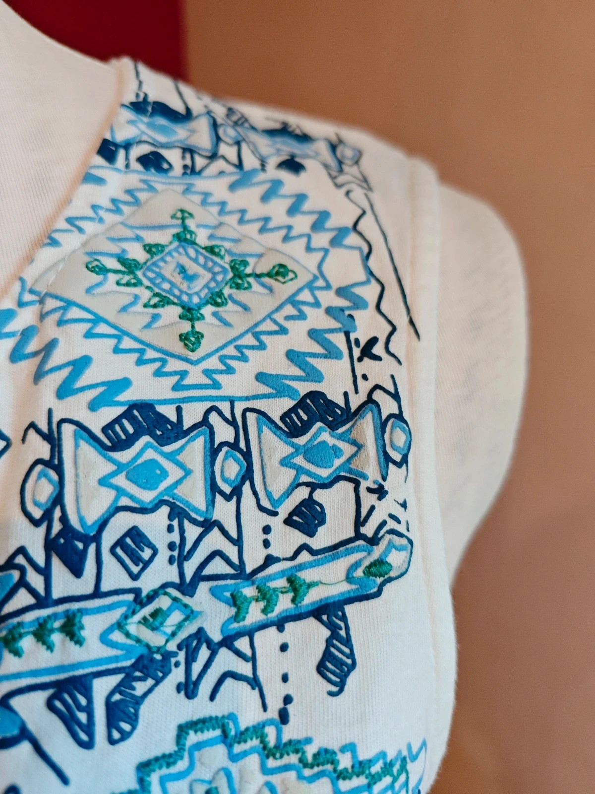 🌺Camiseta blanca con bordados tonos azules y verde – Sfera – taille M / 38 / 10 4