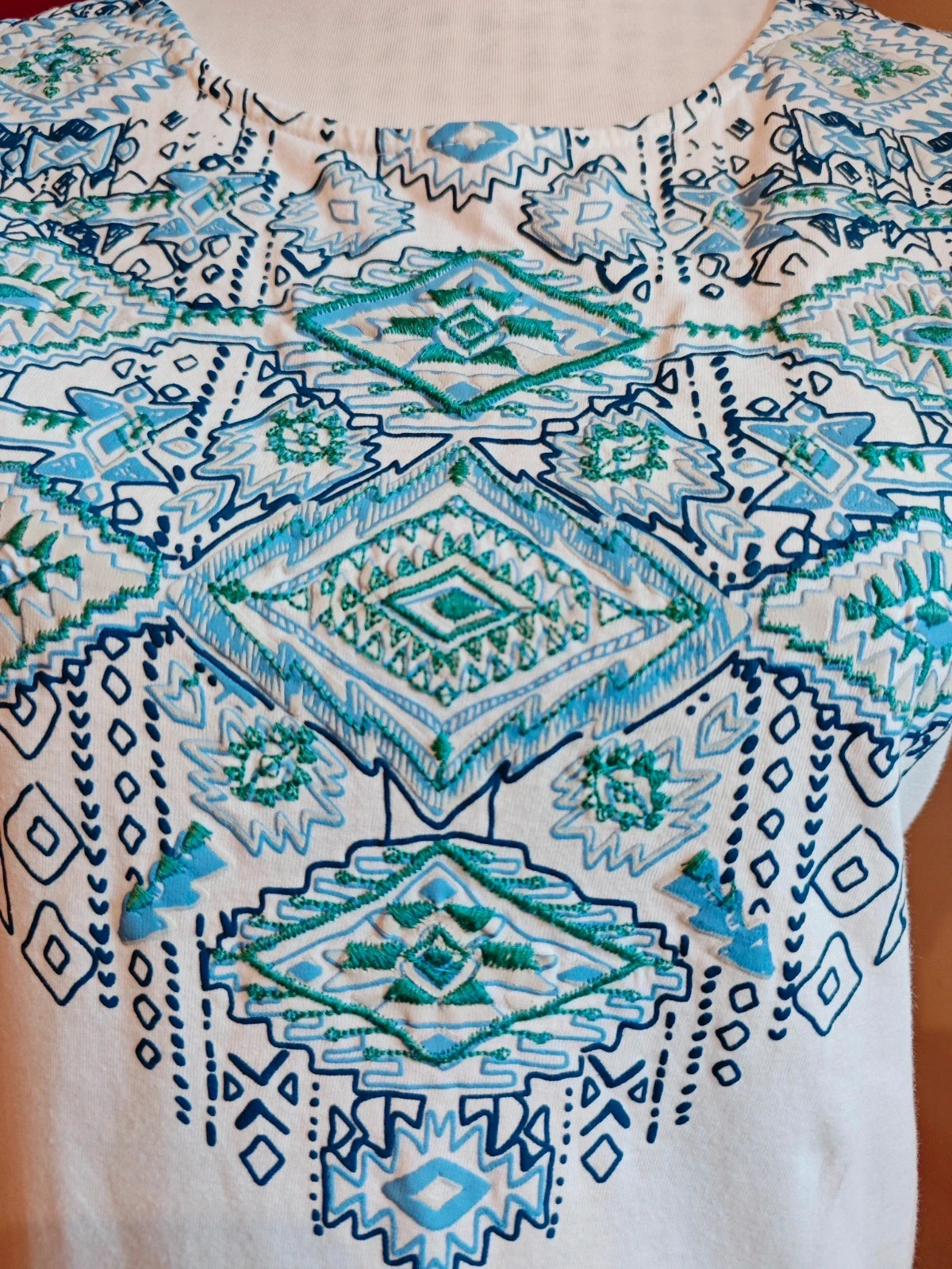 🌺Camiseta blanca con bordados tonos azules y verde – Sfera – taille M / 38 / 10 5