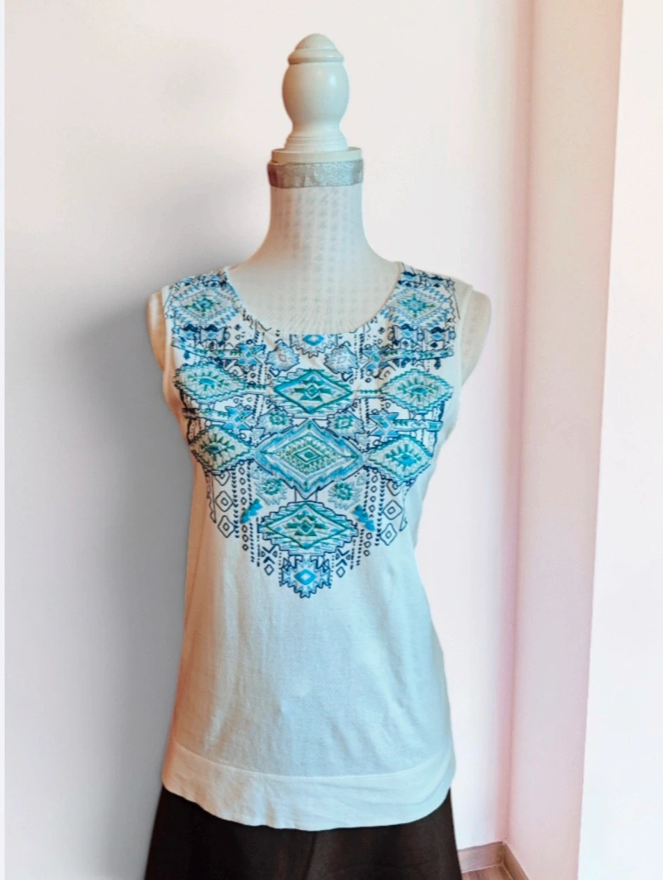 🌺Camiseta blanca con bordados tonos azules y verde