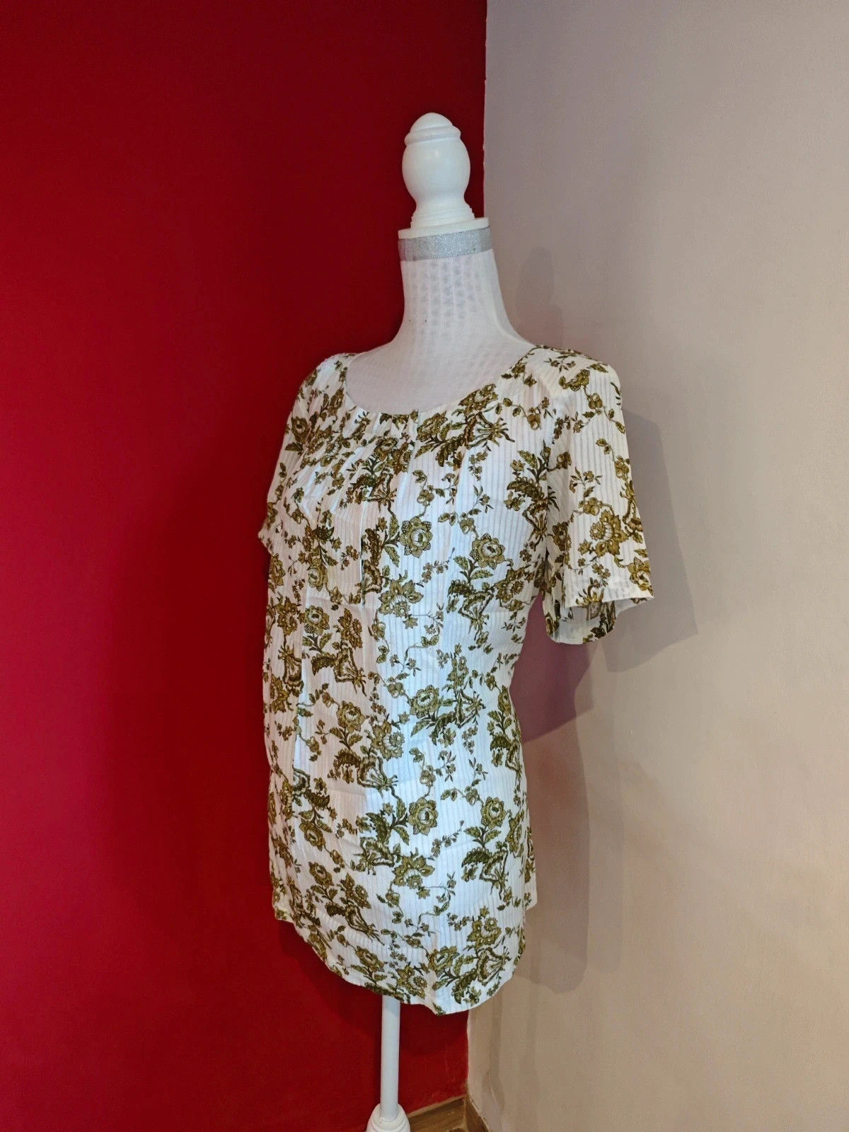🌺 Camiseta blanca de algodón con estampado floral verde y pliegues en escote – Festa – taille 6XL / 52 / 24 3