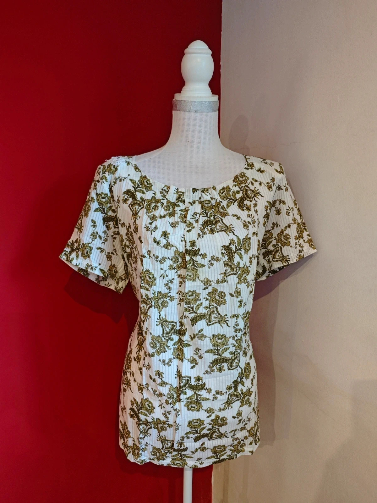 🌺 Camiseta blanca de algodón con estampado floral verde y pliegues en escote – Festa – taille 6XL / 52 / 24 2