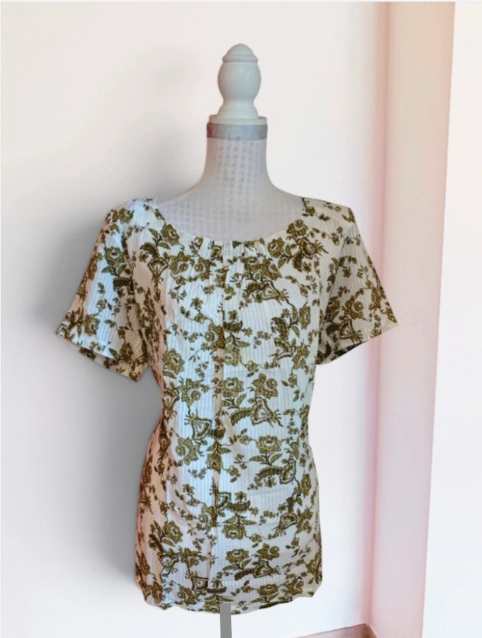 🌺 Camiseta blanca de algodón con estampado floral verde y pliegues en escote