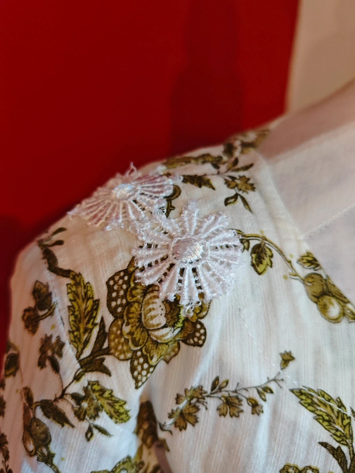🌺 Camiseta blanca de algodón con estampado floral verde y pliegues en escote – Festa – taille 6XL / 52 / 24 5