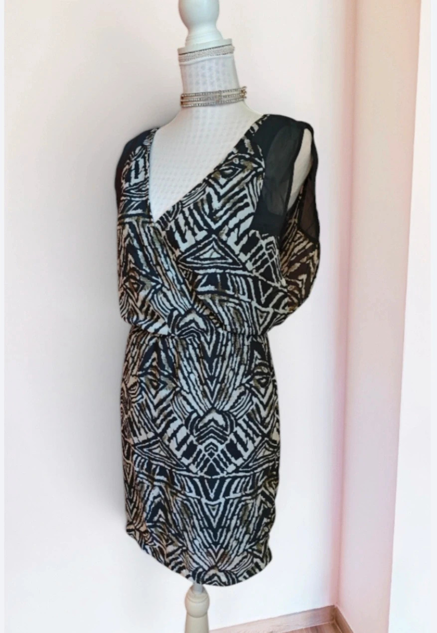 🌺 Vestido con estampado tribal tonos gris, crema y verde