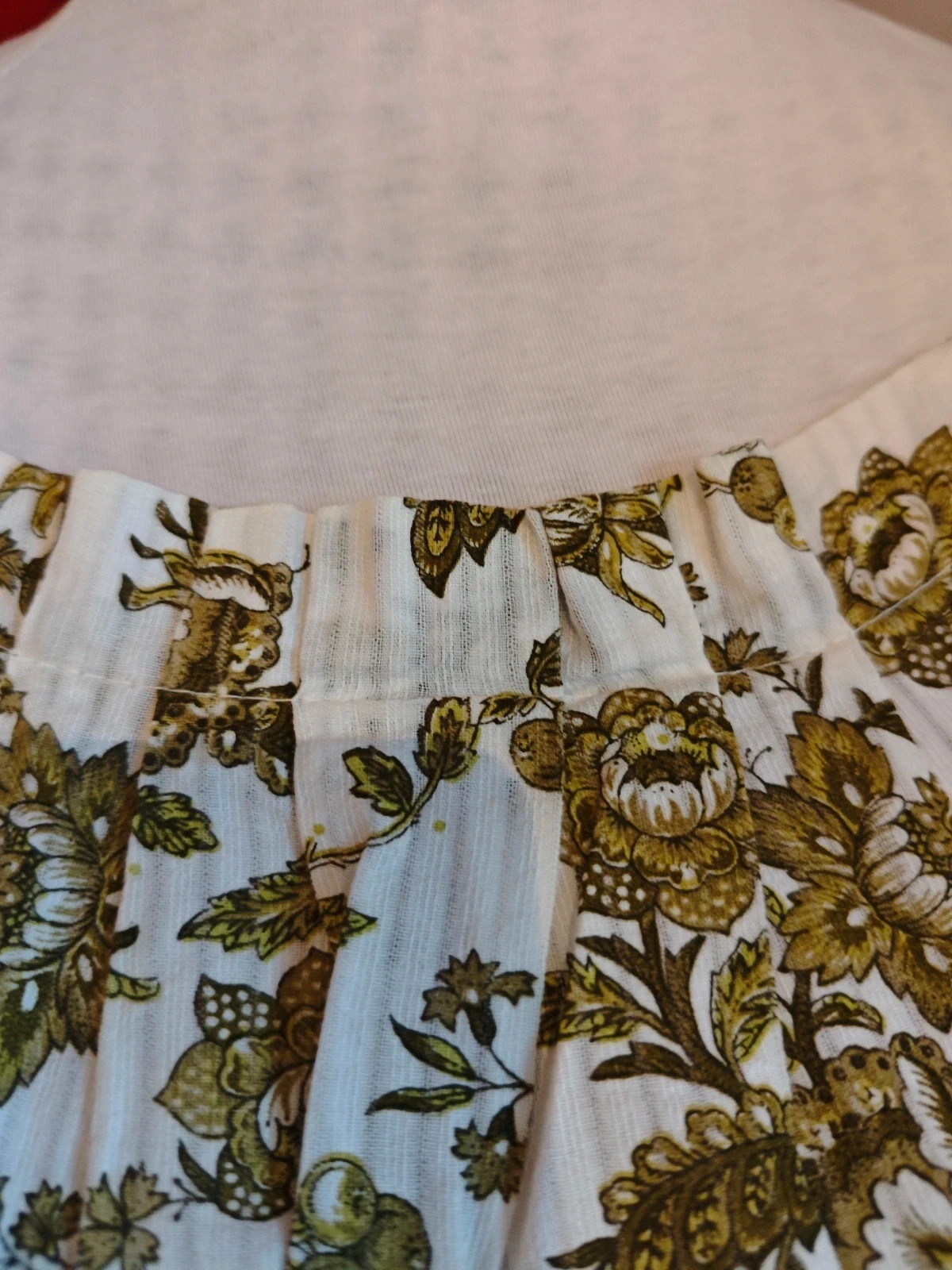 🌺 Camiseta blanca de algodón con estampado floral verde y pliegues en escote – Festa – taille 6XL / 52 / 24 4