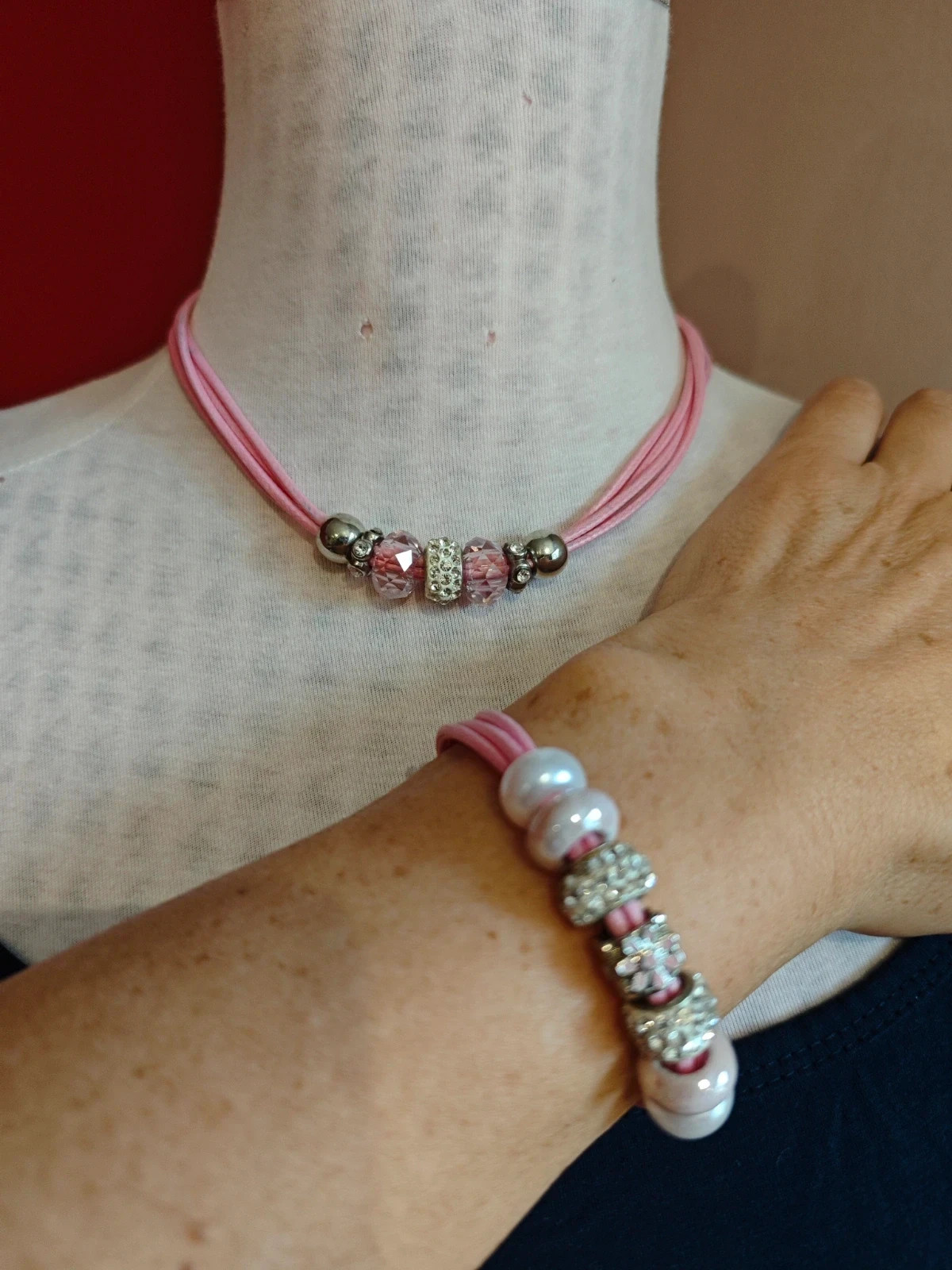 🌺Conjunto de gargantilla y pulsera de cordones rosa con charms plateados y perlas 2