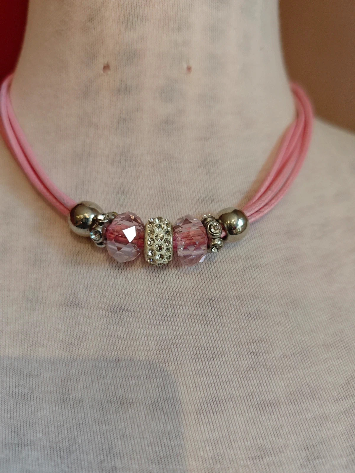 🌺Conjunto de gargantilla y pulsera de cordones rosa con charms plateados y perlas 3