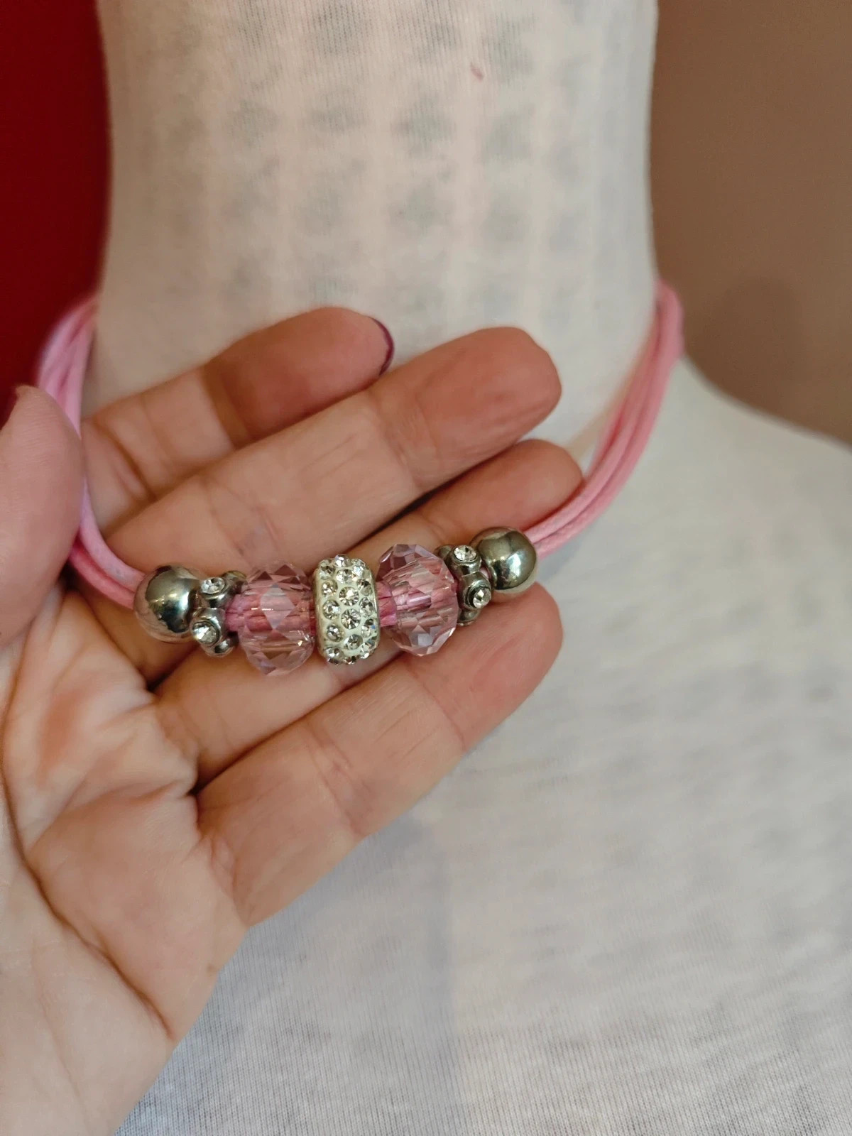 🌺Conjunto de gargantilla y pulsera de cordones rosa con charms plateados y perlas 4