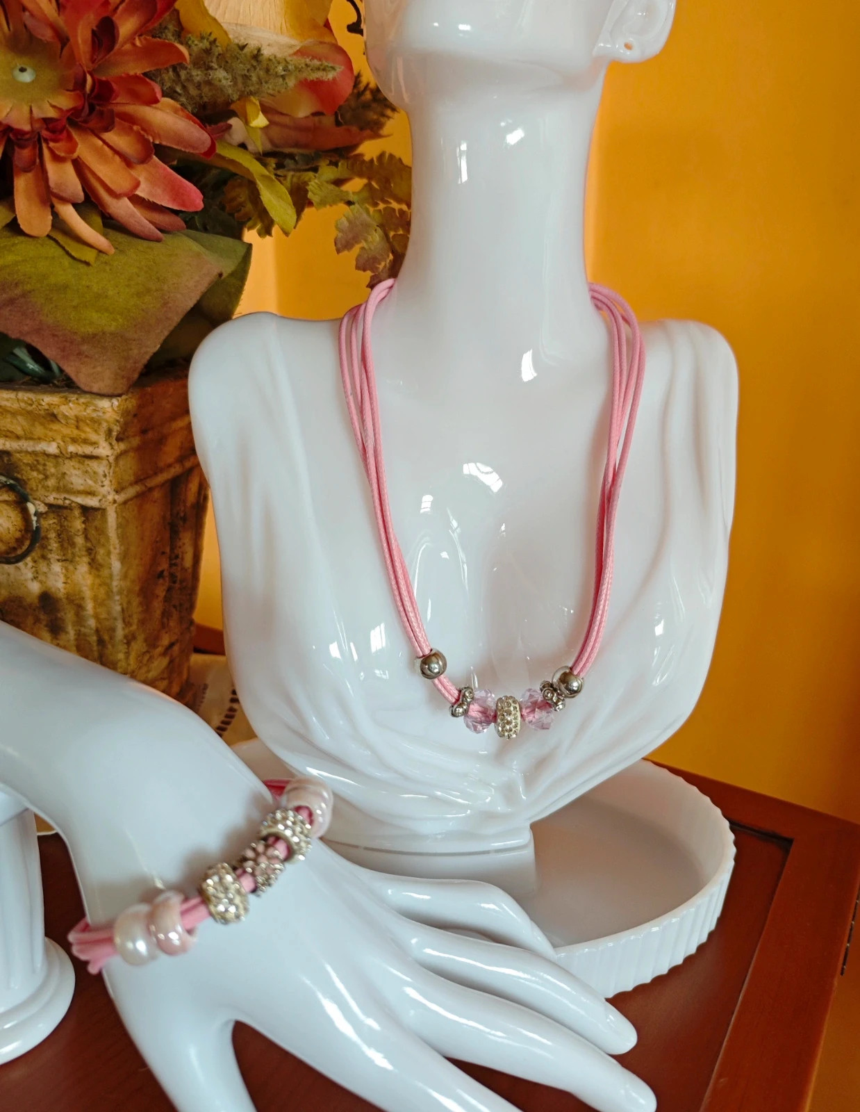 🌺Conjunto de gargantilla y pulsera de cordones rosa con charms plateados y perlas