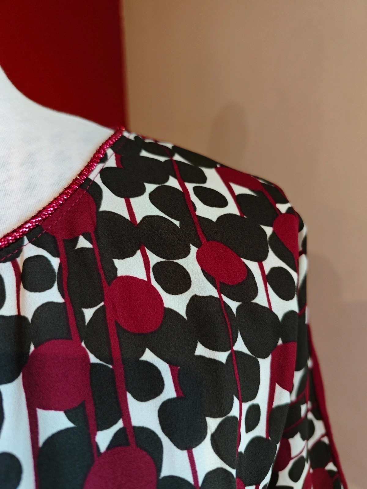 🌺Camiseta de algodón y modal con estampado de círculos negros y granates – Stooker – taille 4XL / 48 / 20 5