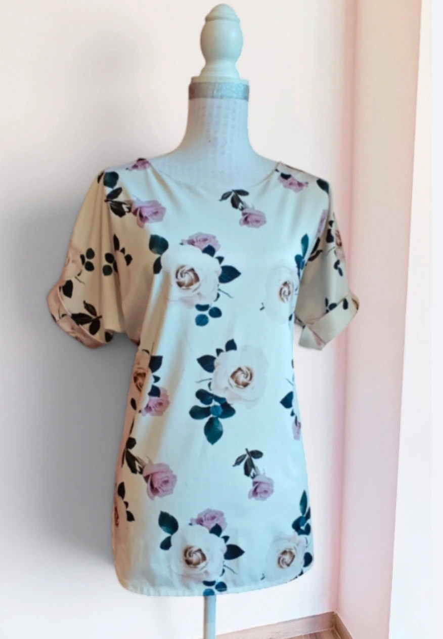 🌺Blusa color crema con estampado floral