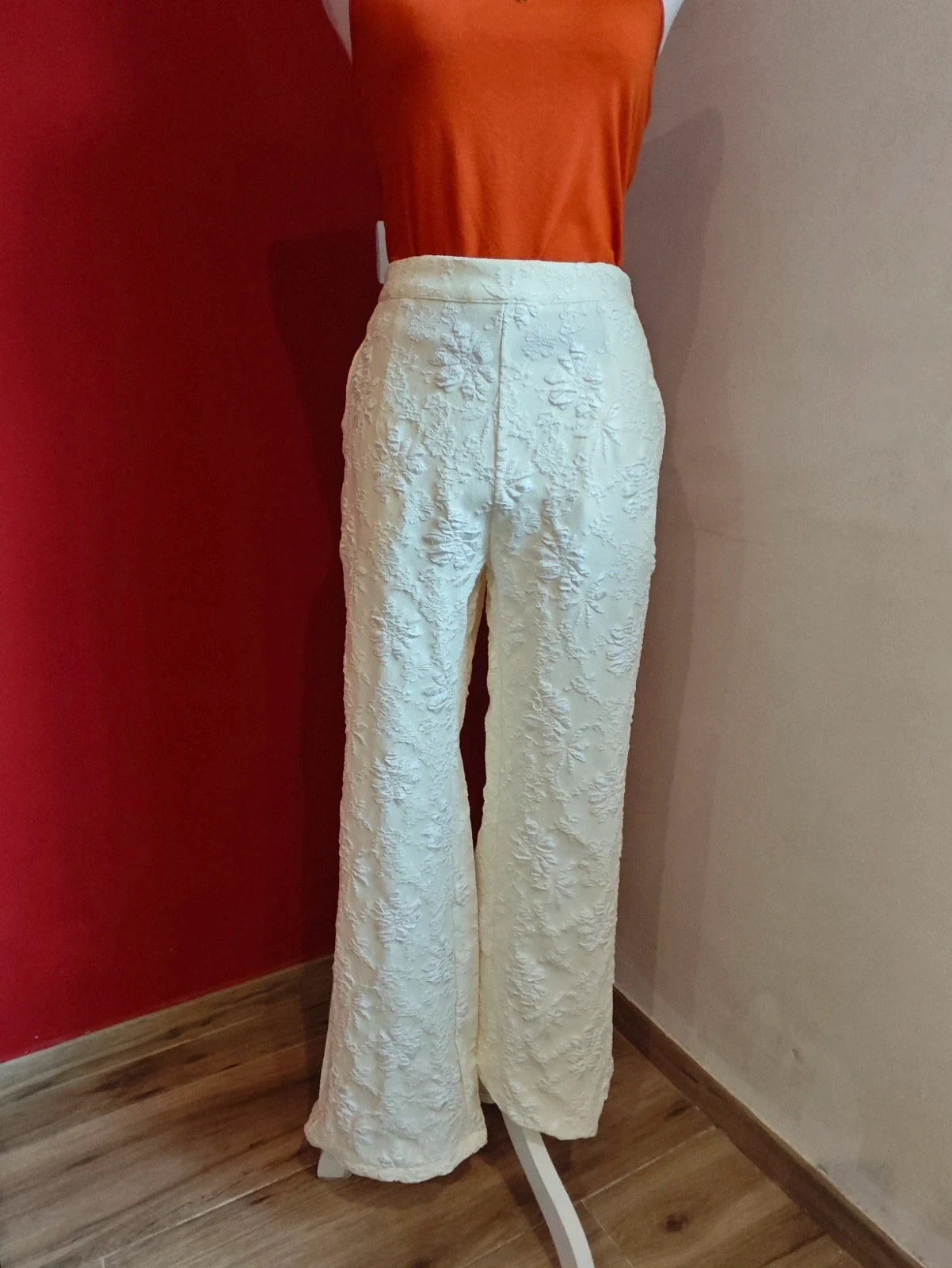 🌺Pantalón tono crema con flores en relieve de pata ancha – taille XL / 42 / 14 2