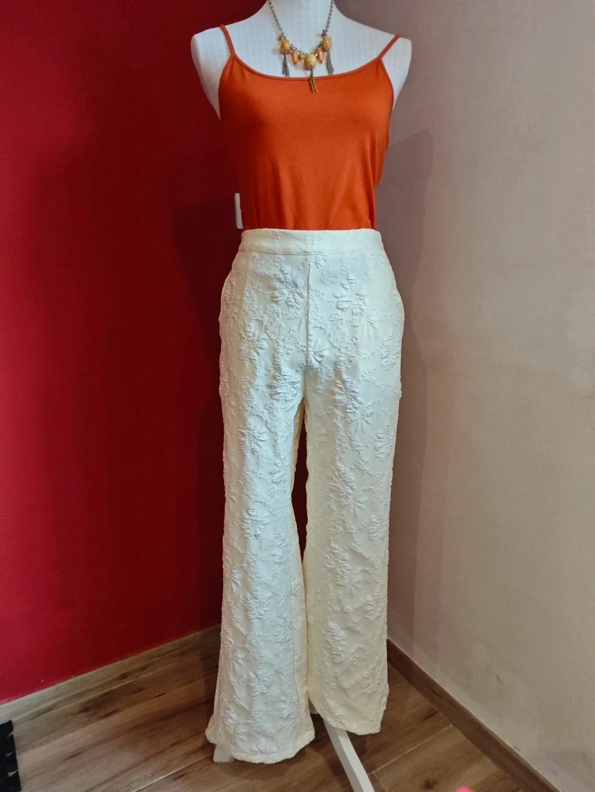 🌺Pantalón tono crema con flores en relieve de pata ancha – taille XL / 42 / 14 3